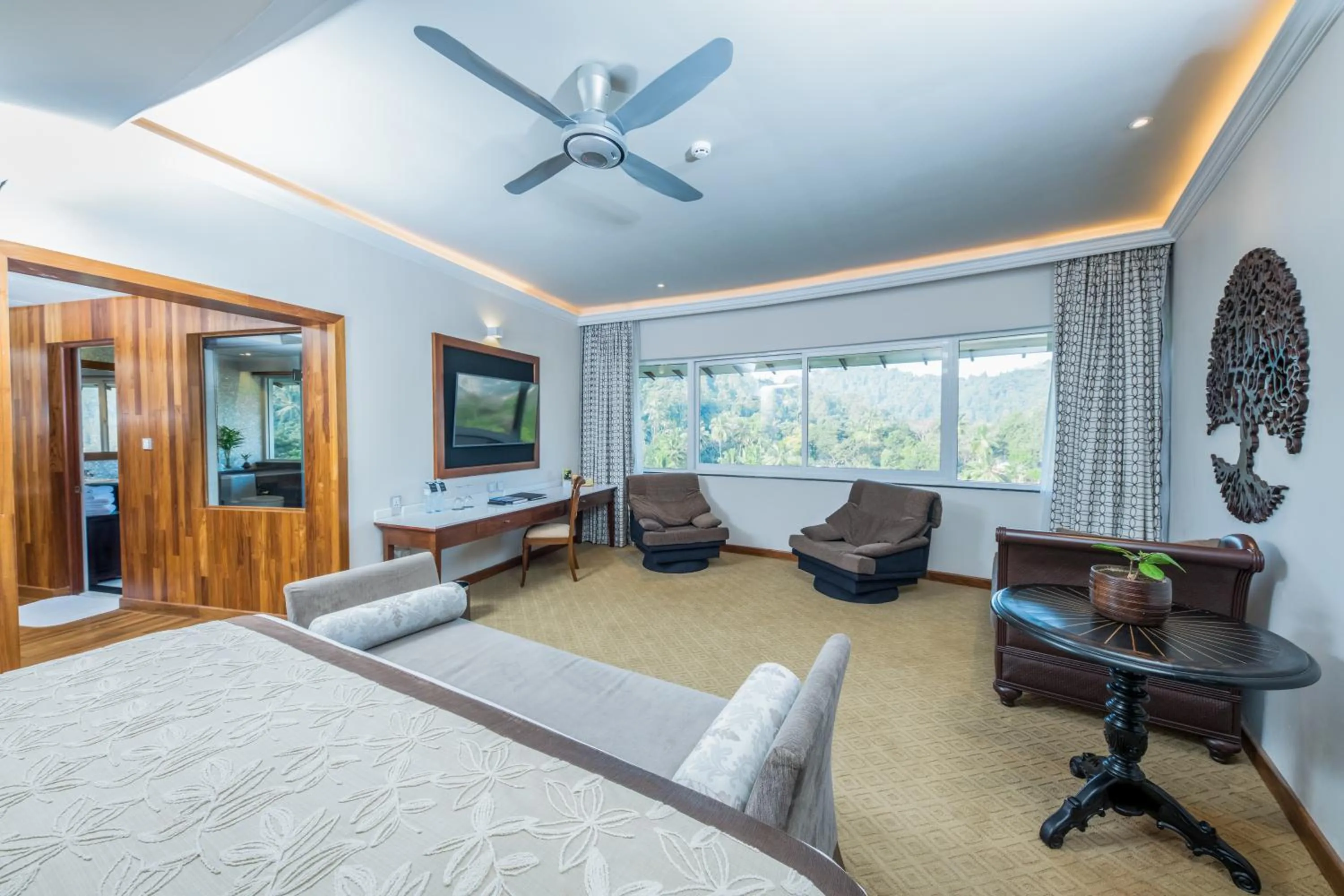 Seating area, Bed in Earl's Regent Hotel