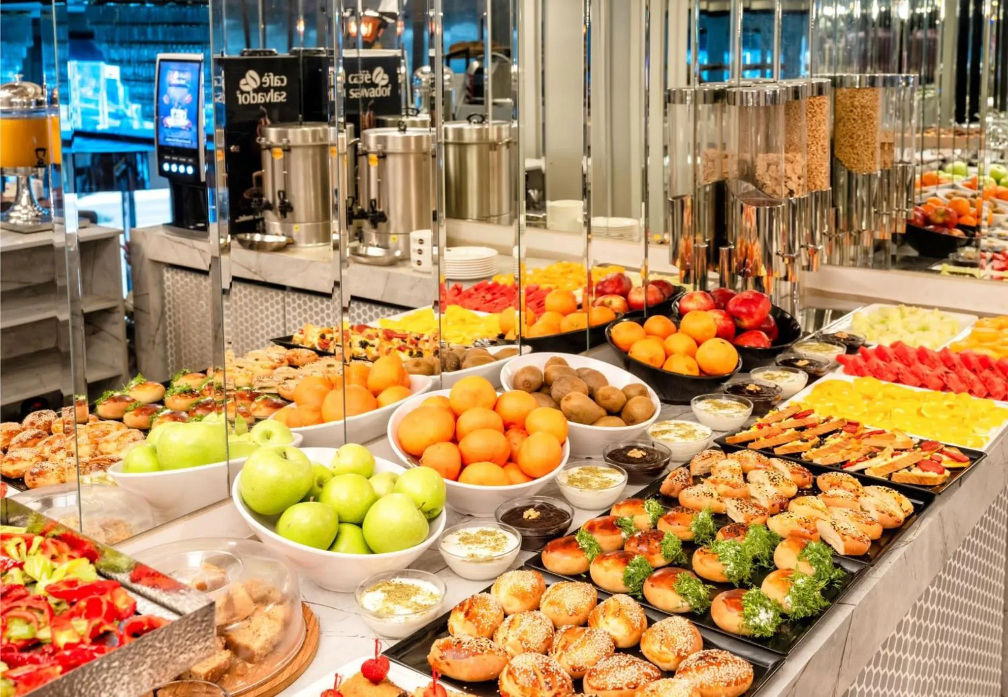 Food and drinks in The Conforium Hotel Van