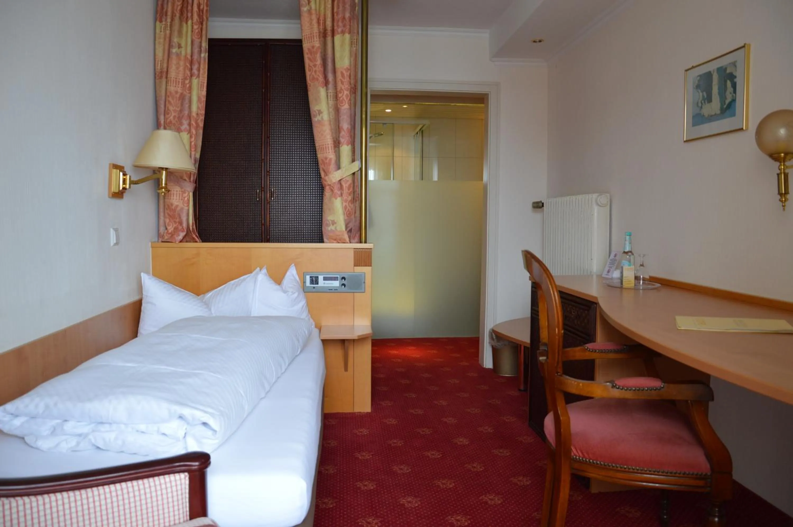 Photo of the whole room, Bed in Hotel Engel