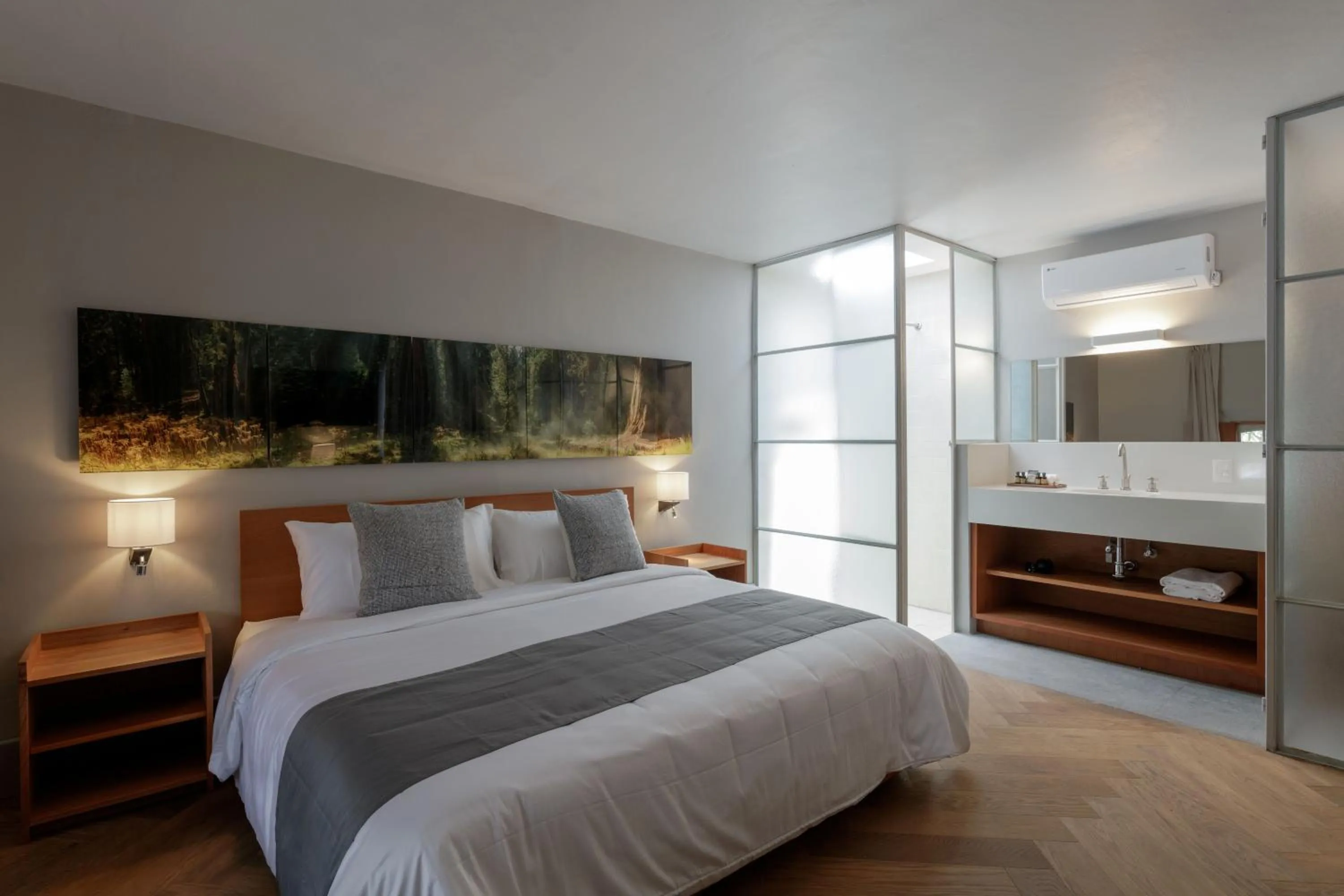 Shower, Bed in Casa Bosque Eduviges