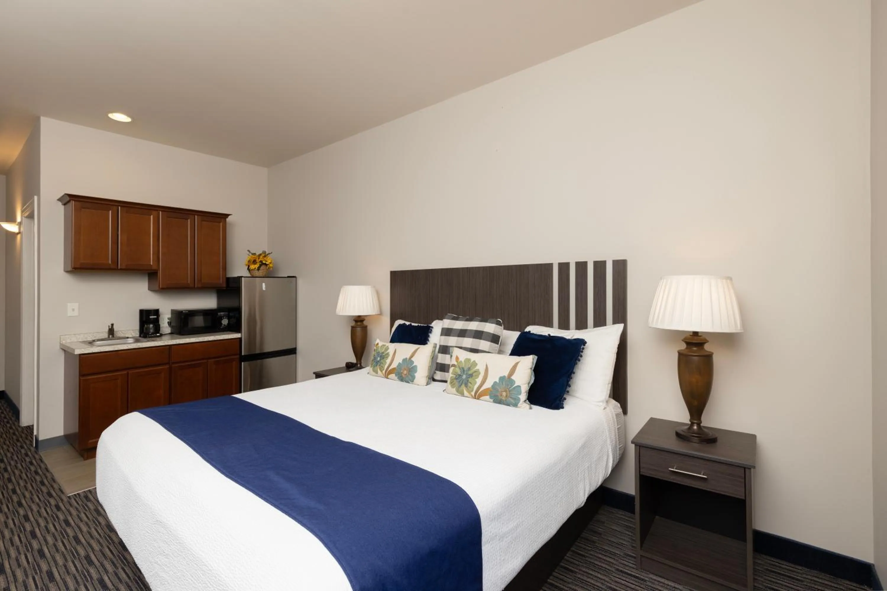 Photo of the whole room, Bed in Brinton Suites