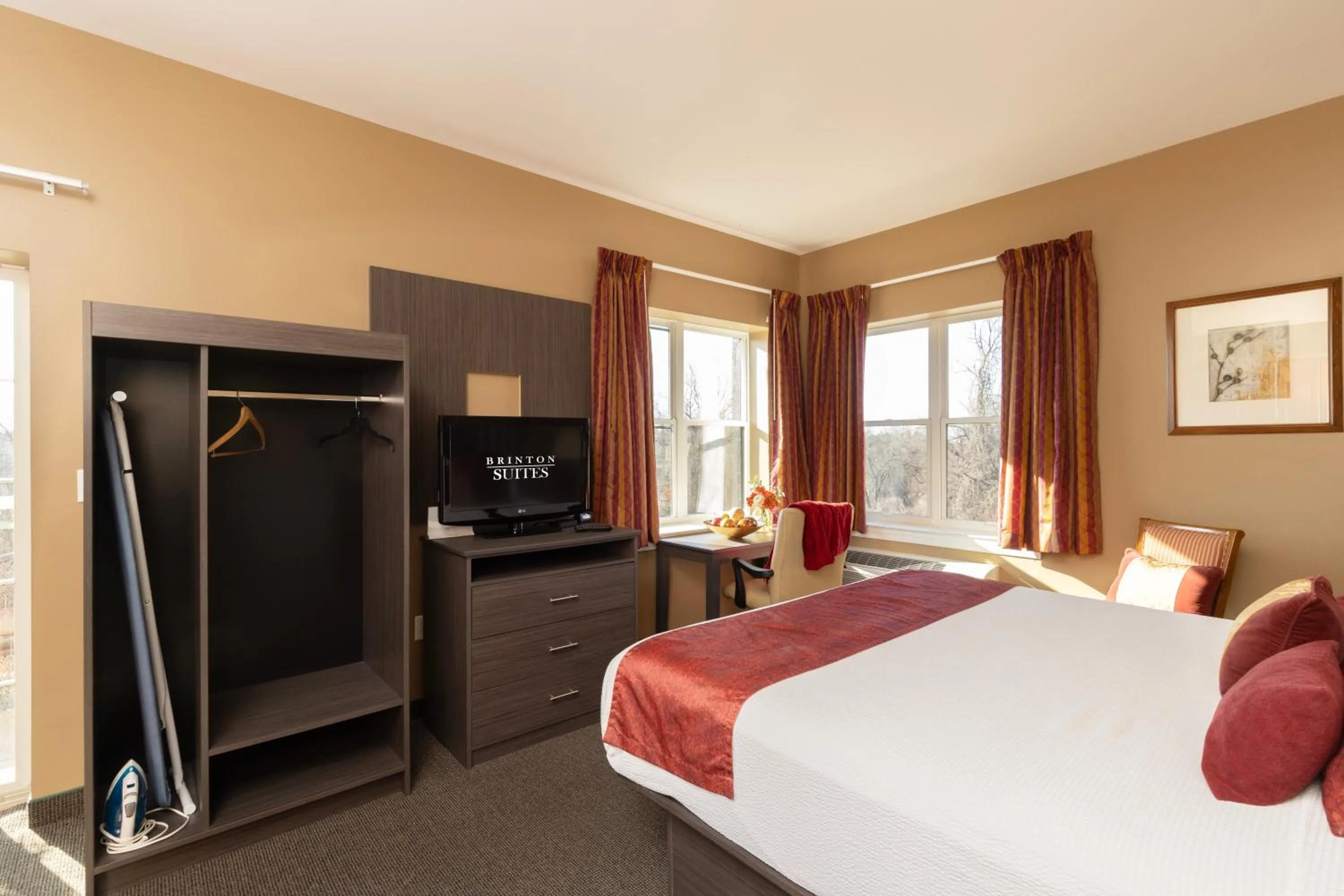 Photo of the whole room, Bed in Brinton Suites