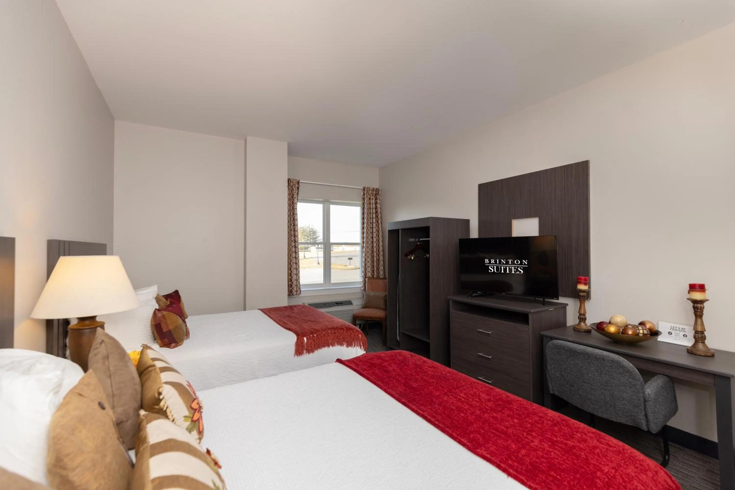 Photo of the whole room, Bed in Brinton Suites