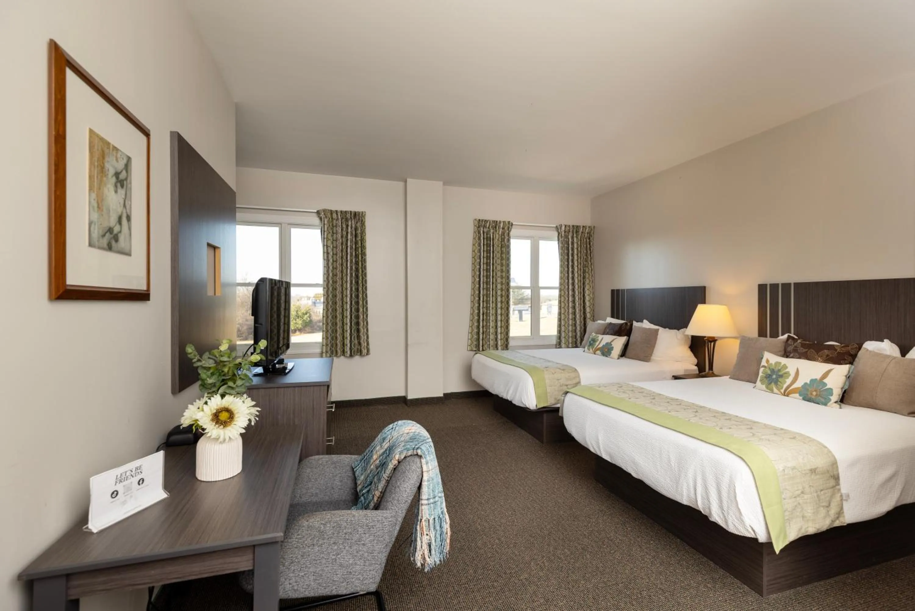 Photo of the whole room, Bed in Brinton Suites