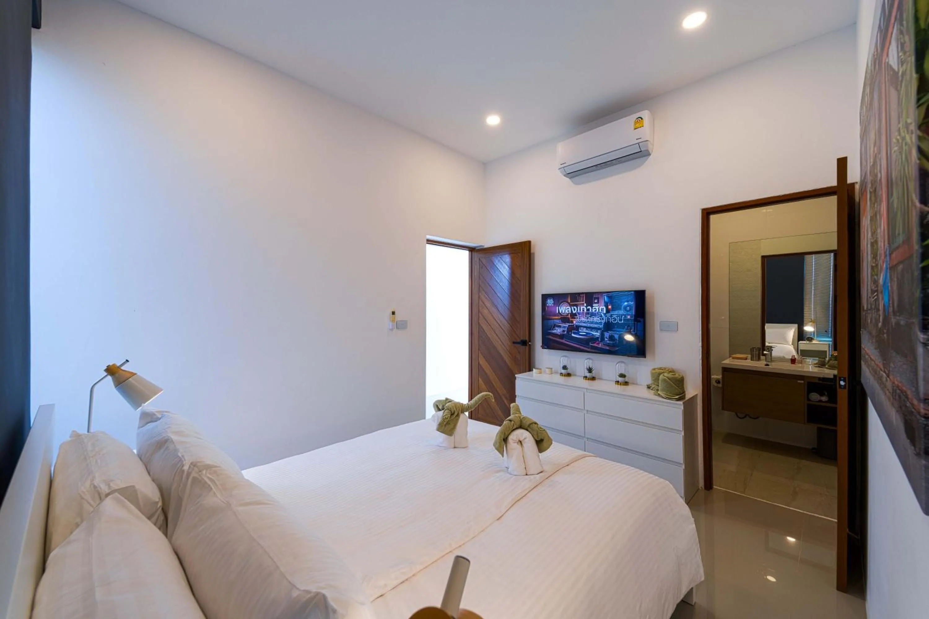 Bedroom, Bed in Harmony Villa 5 Bedroom Modern Pool Villa - KH-A7