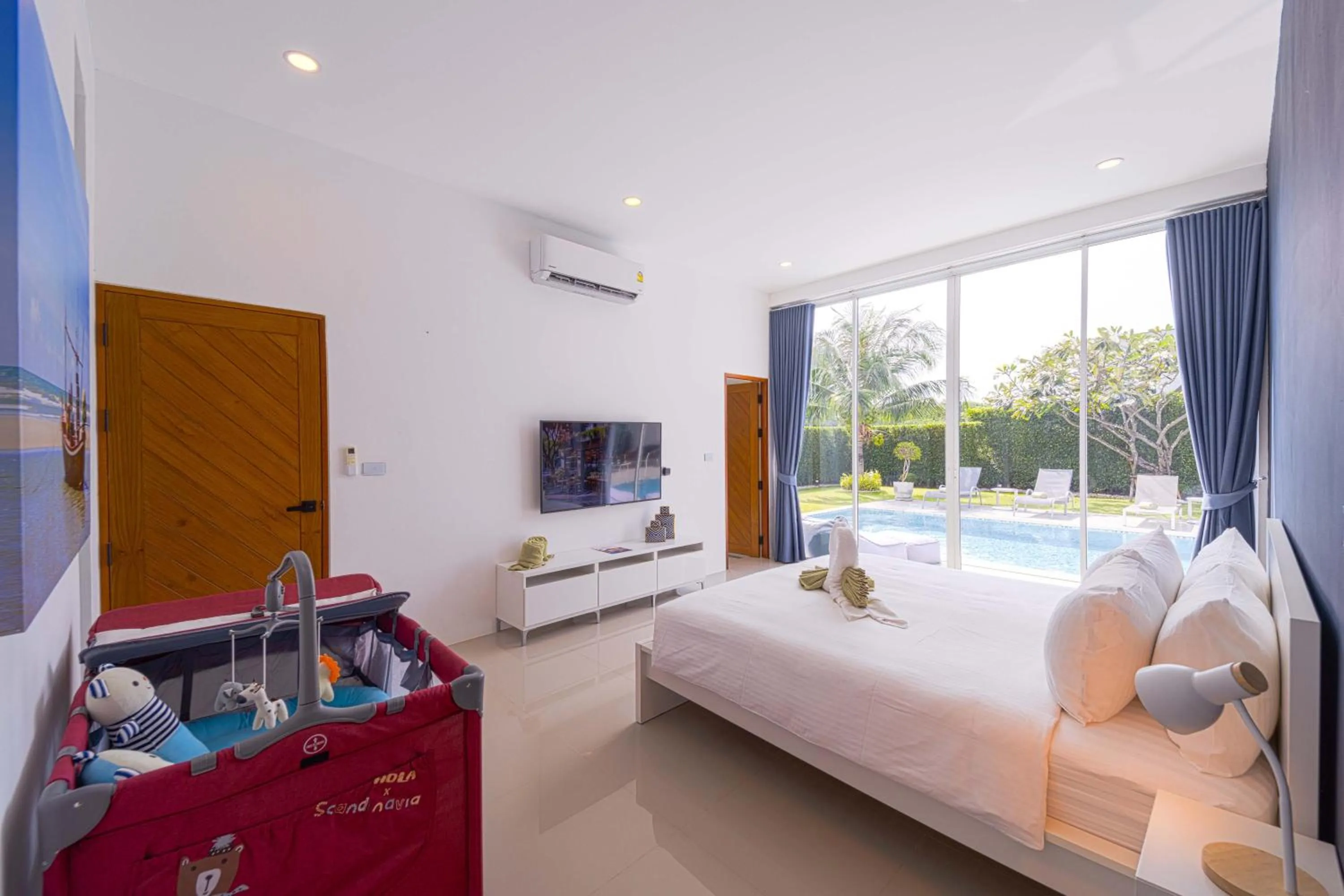 Bedroom, Bed in Harmony Villa 5 Bedroom Modern Pool Villa - KH-A7