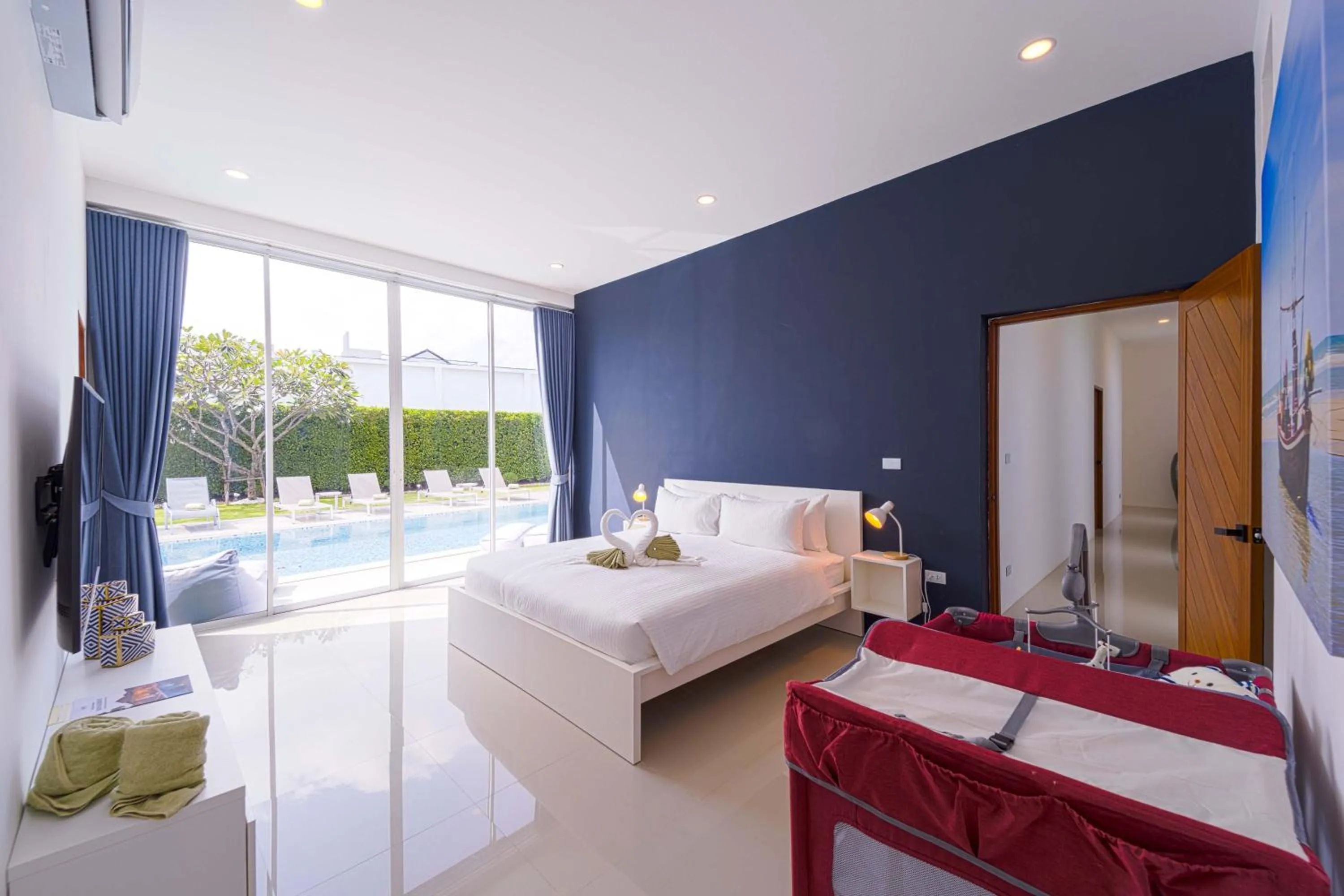 Bedroom, Bed in Harmony Villa 5 Bedroom Modern Pool Villa - KH-A7