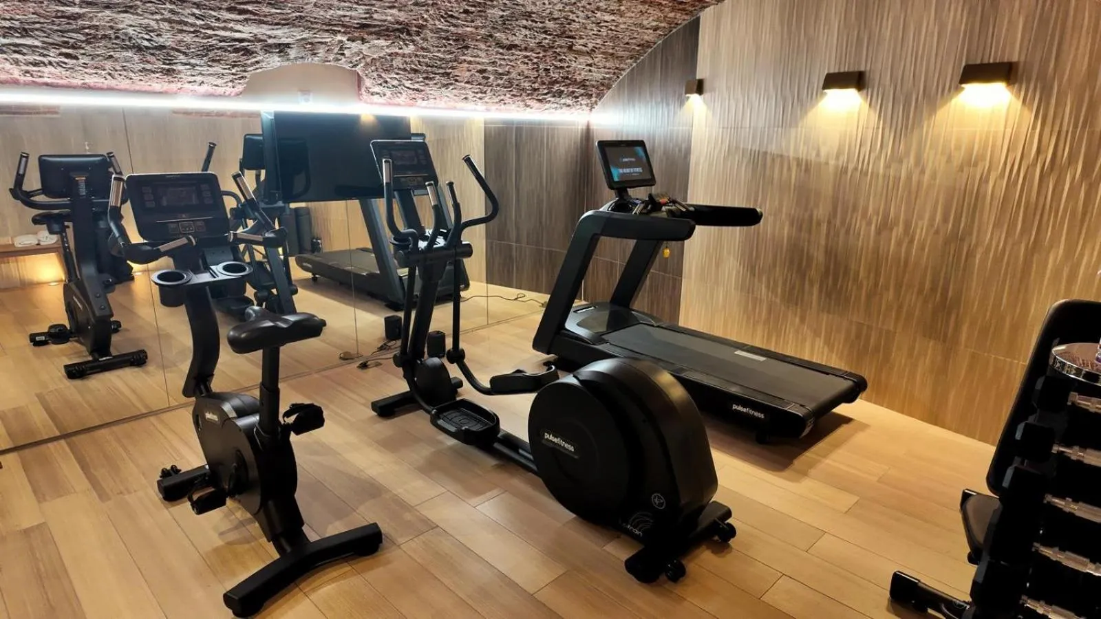 Fitness centre/facilities in Hôtel Amoi Paris