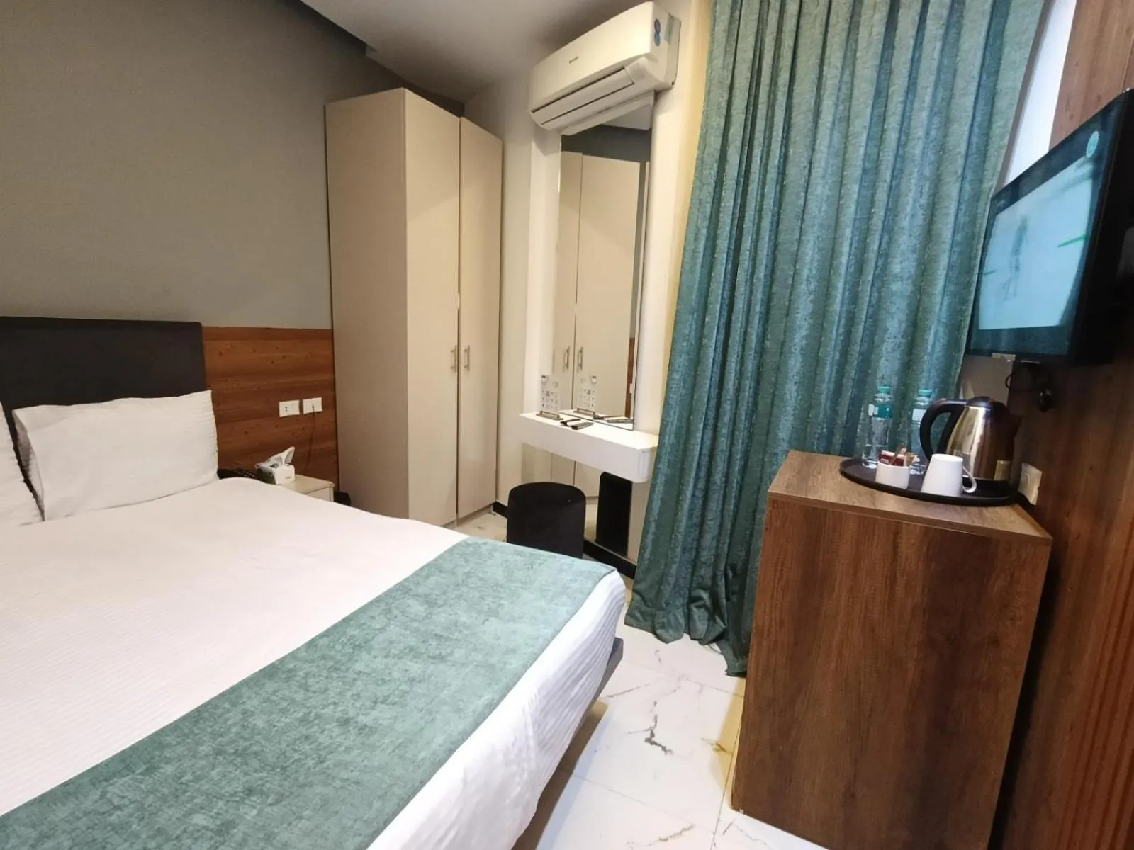 Bedroom, Bed in Museum Plaza