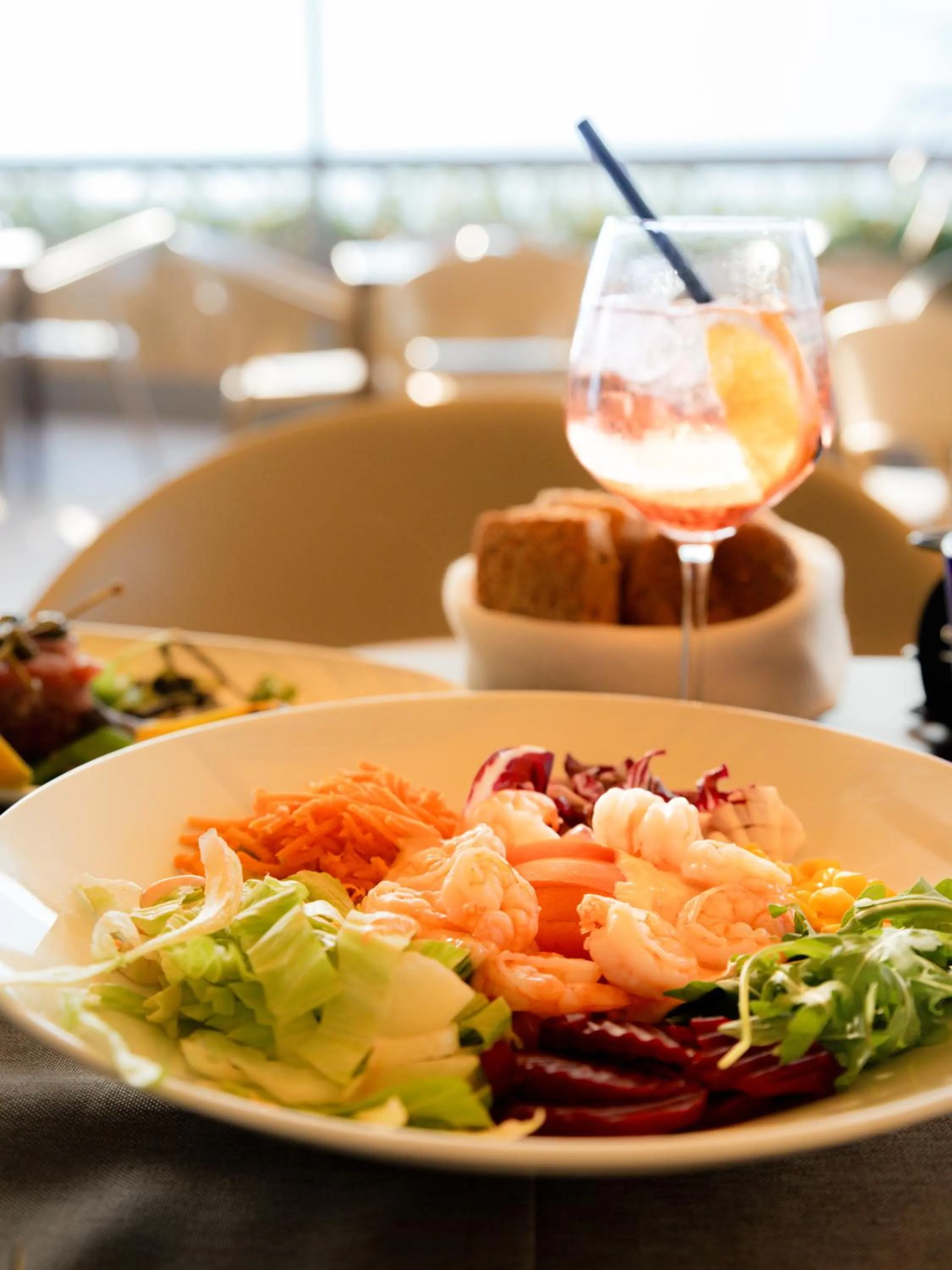 Restaurant/places to eat in Wind Hotel