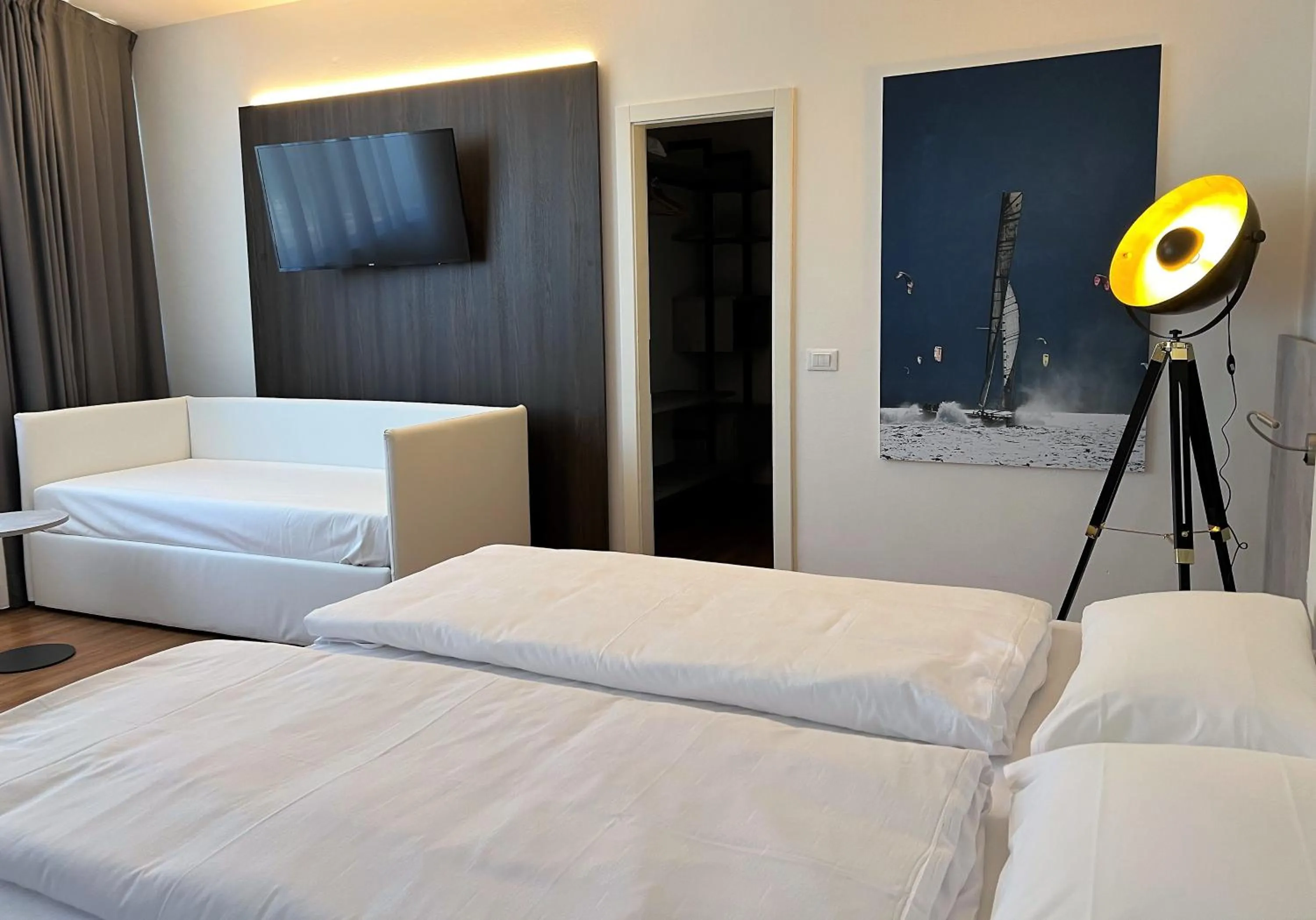 Bedroom, Bed in Wind Hotel