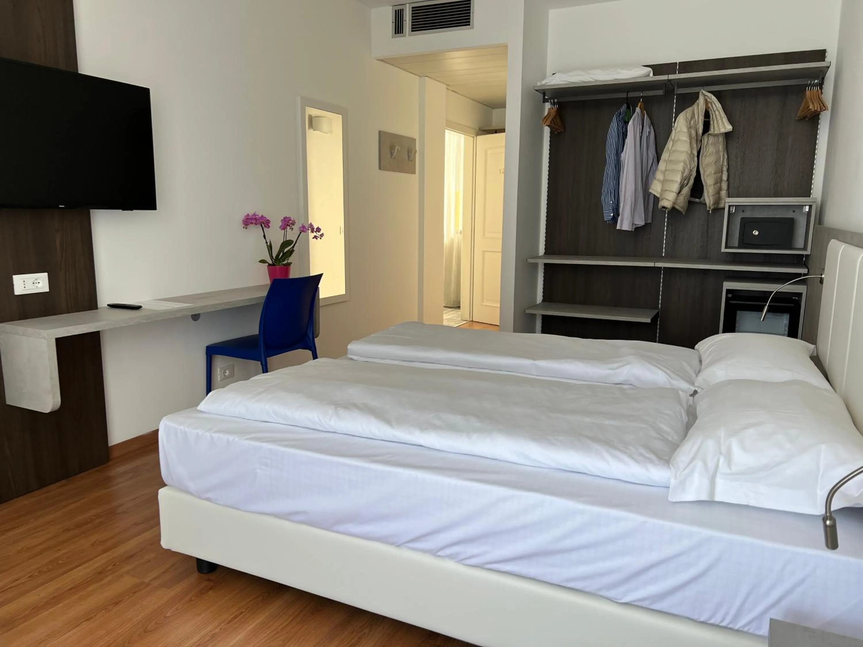 Bedroom, Bed in Wind Hotel