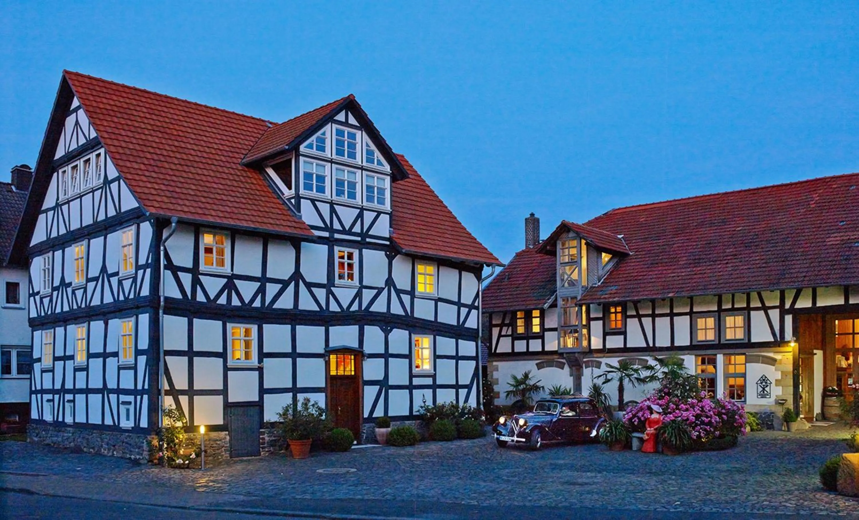 Facade/entrance in Romantik Hotel Zum Rosenhof
