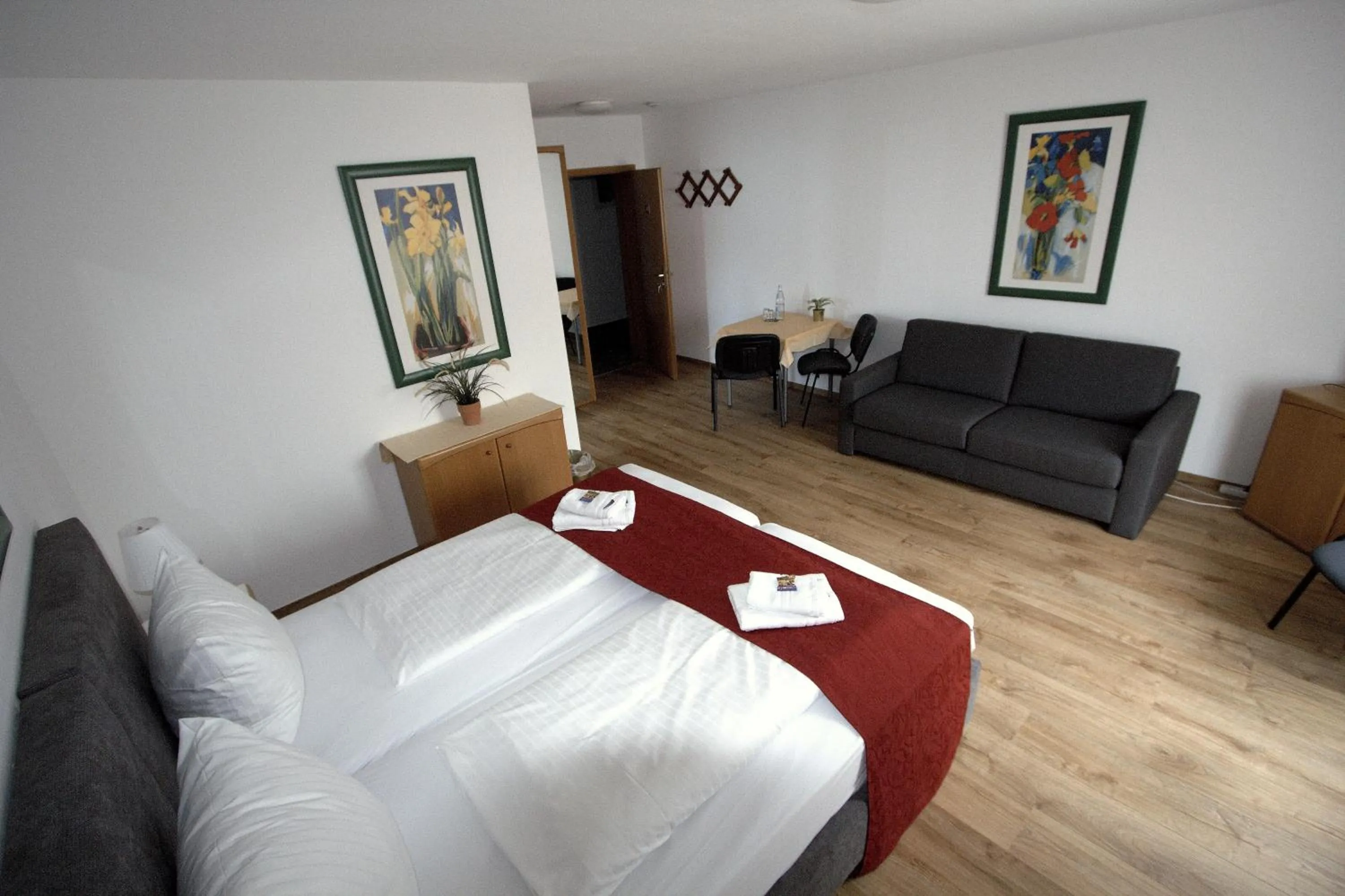 Photo of the whole room, Bed in Hotel Leo Mühlhausen