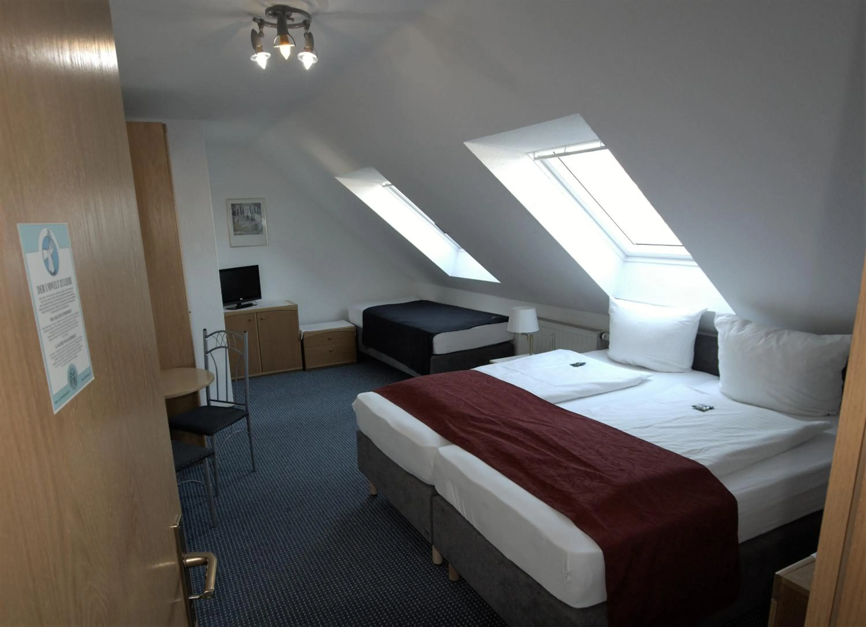 Photo of the whole room, Bed in Hotel Leo Mühlhausen