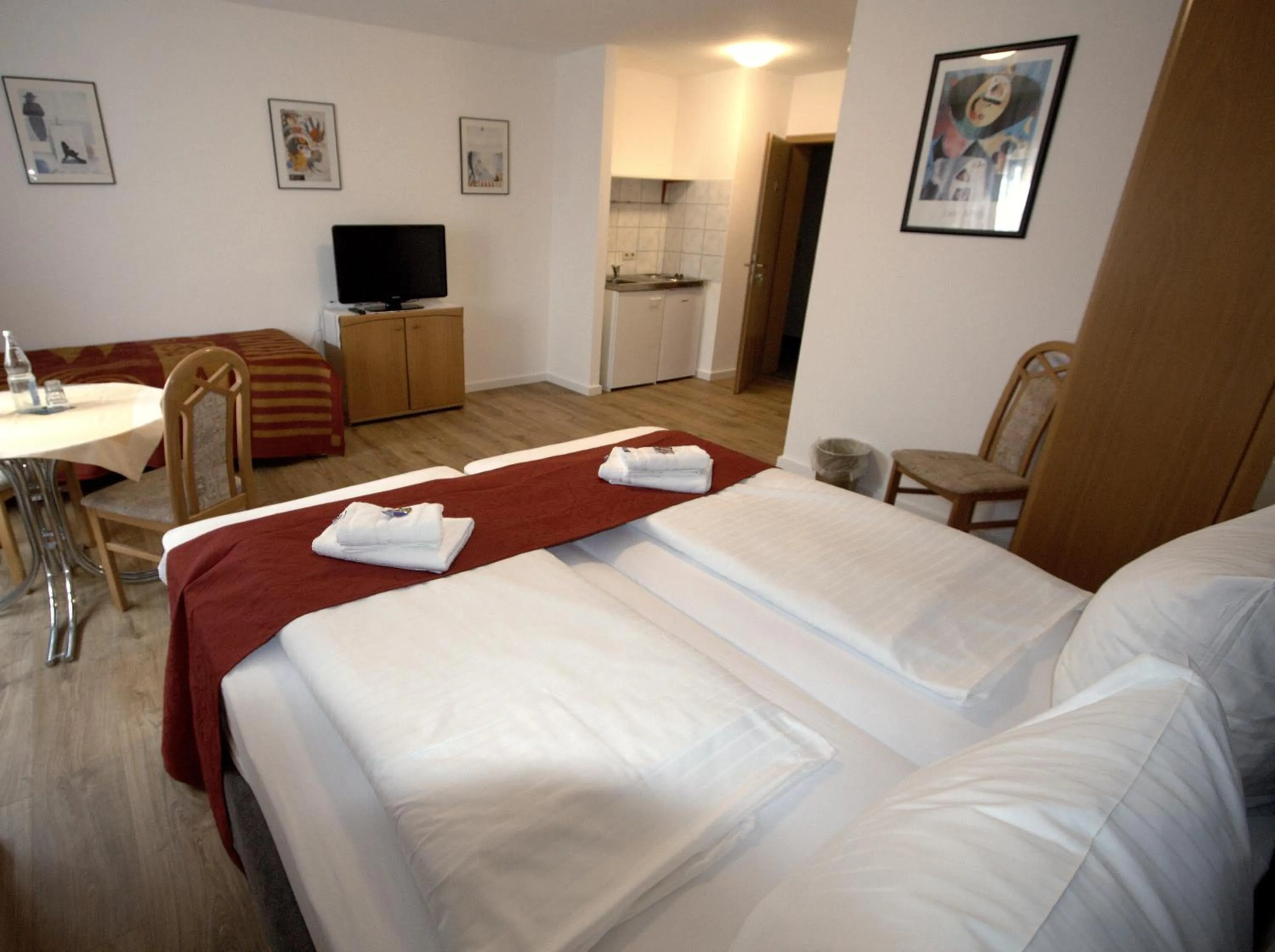 Photo of the whole room, Bed in Hotel Leo Mühlhausen