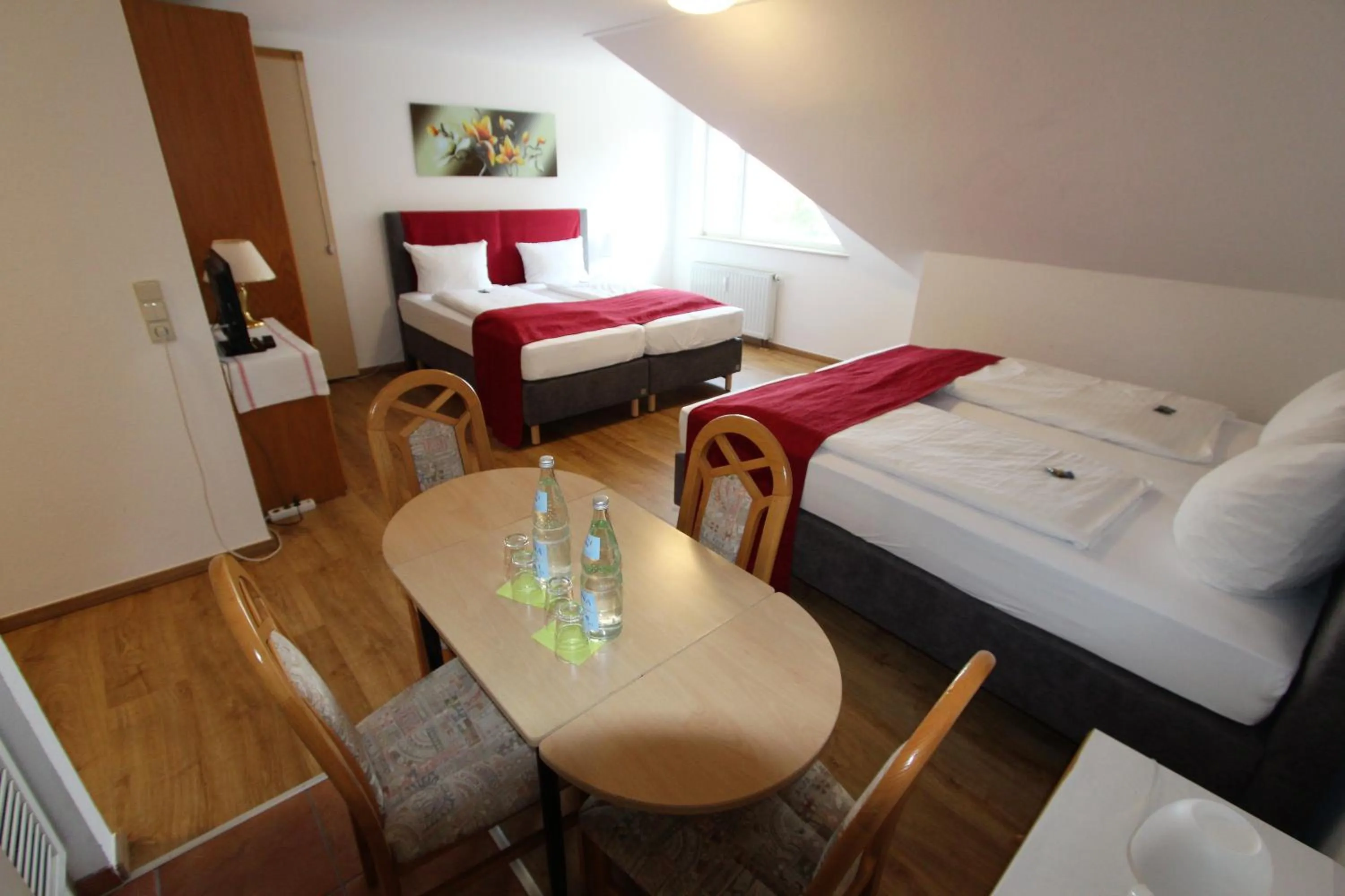 Photo of the whole room, Bed in Hotel Leo Mühlhausen