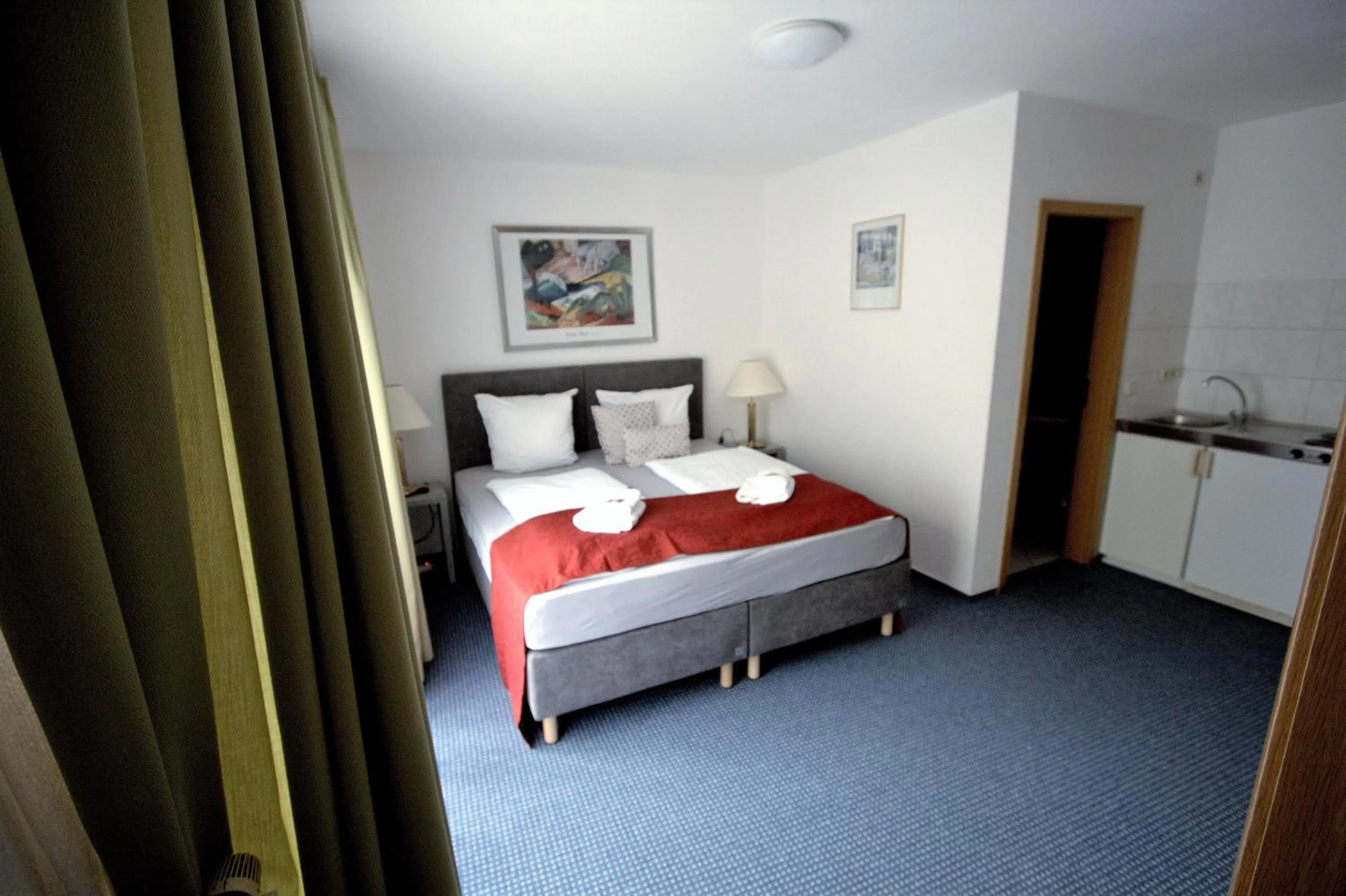 Photo of the whole room, Bed in Hotel Leo Mühlhausen