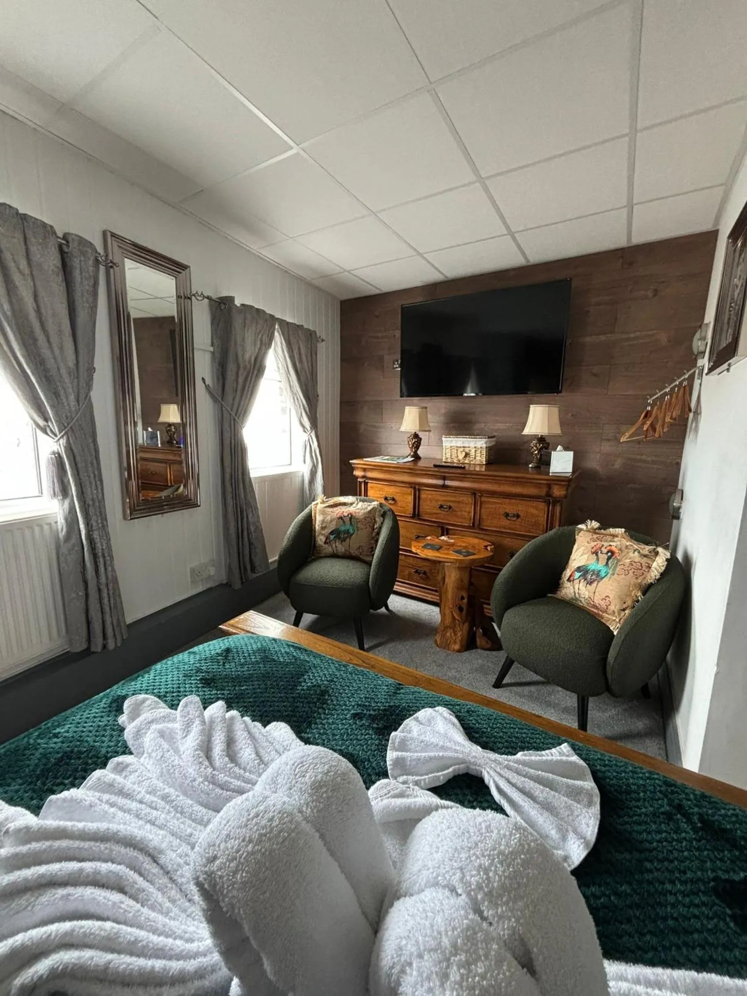 Seating area, Bed in Kings Boutique Hotel