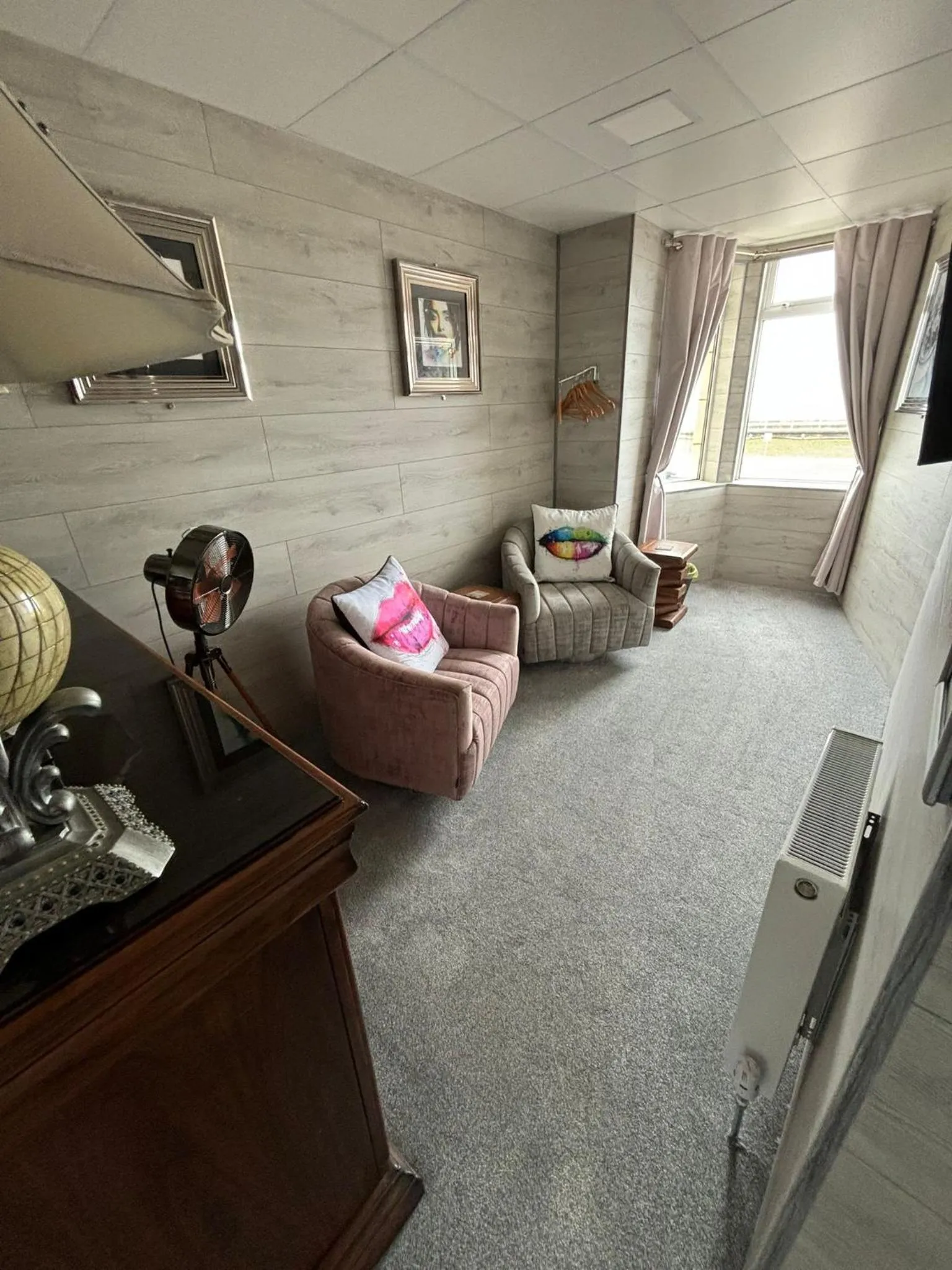 Seating area, Bed in Kings Boutique Hotel