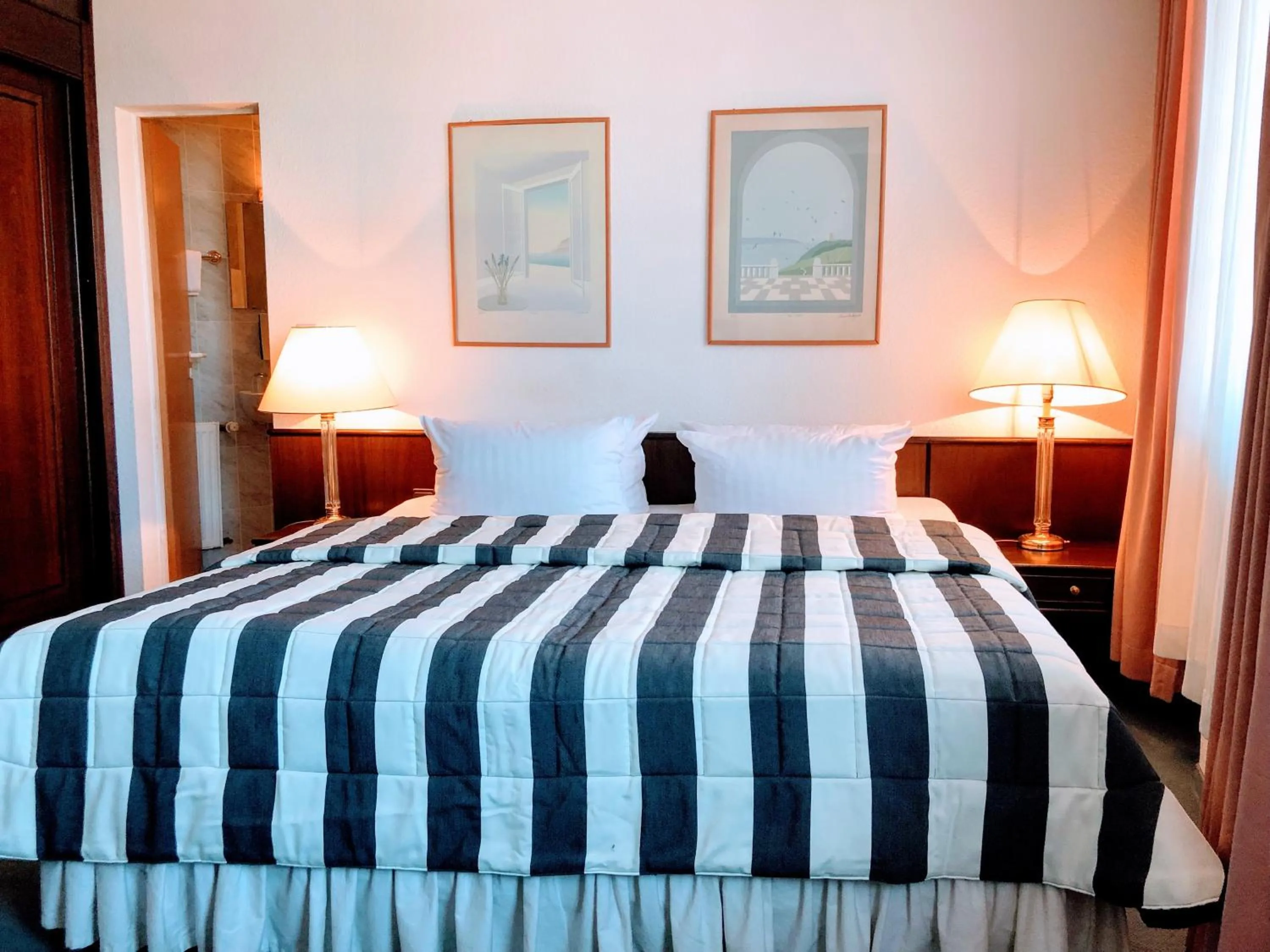 Photo of the whole room, Bed in Hotel Kölner Hof