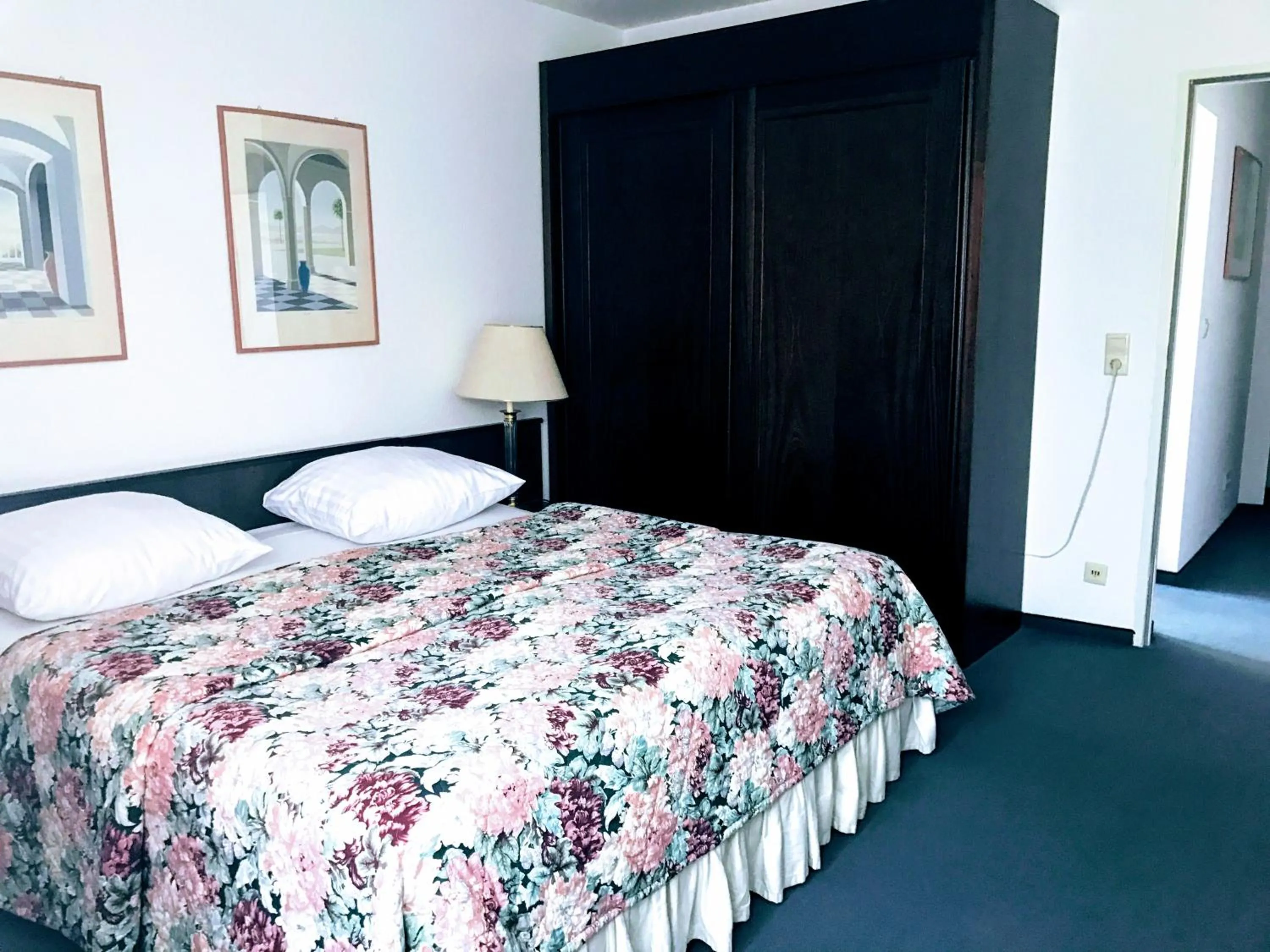 Photo of the whole room, Bed in Hotel Kölner Hof