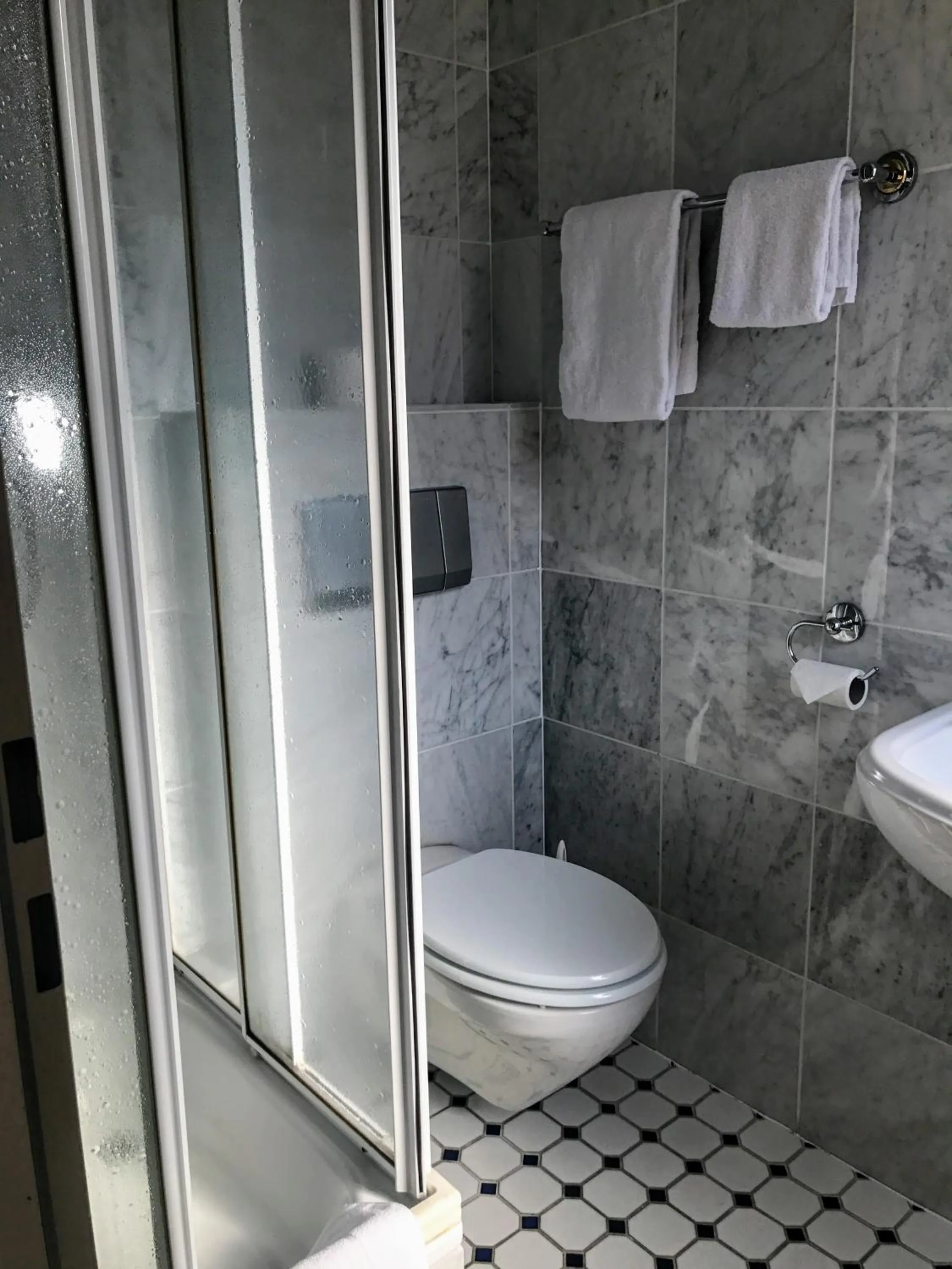 Bathroom in Hotel Kölner Hof