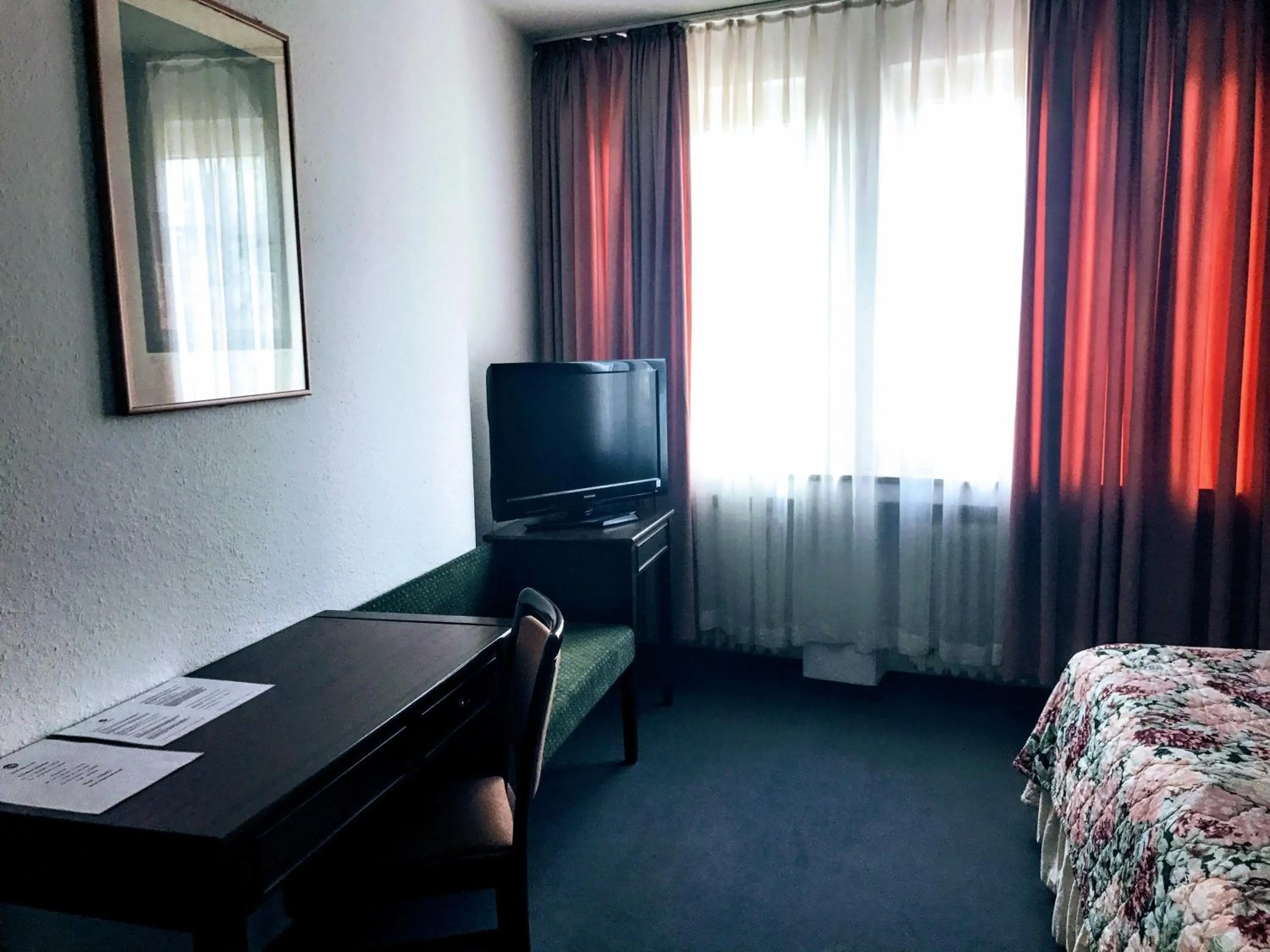 Photo of the whole room, Bed in Hotel Kölner Hof