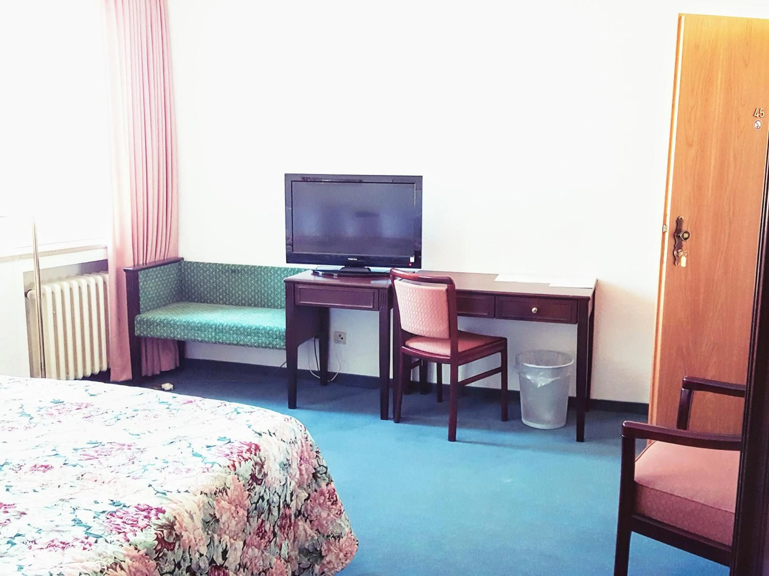 Photo of the whole room, Bed in Hotel Kölner Hof