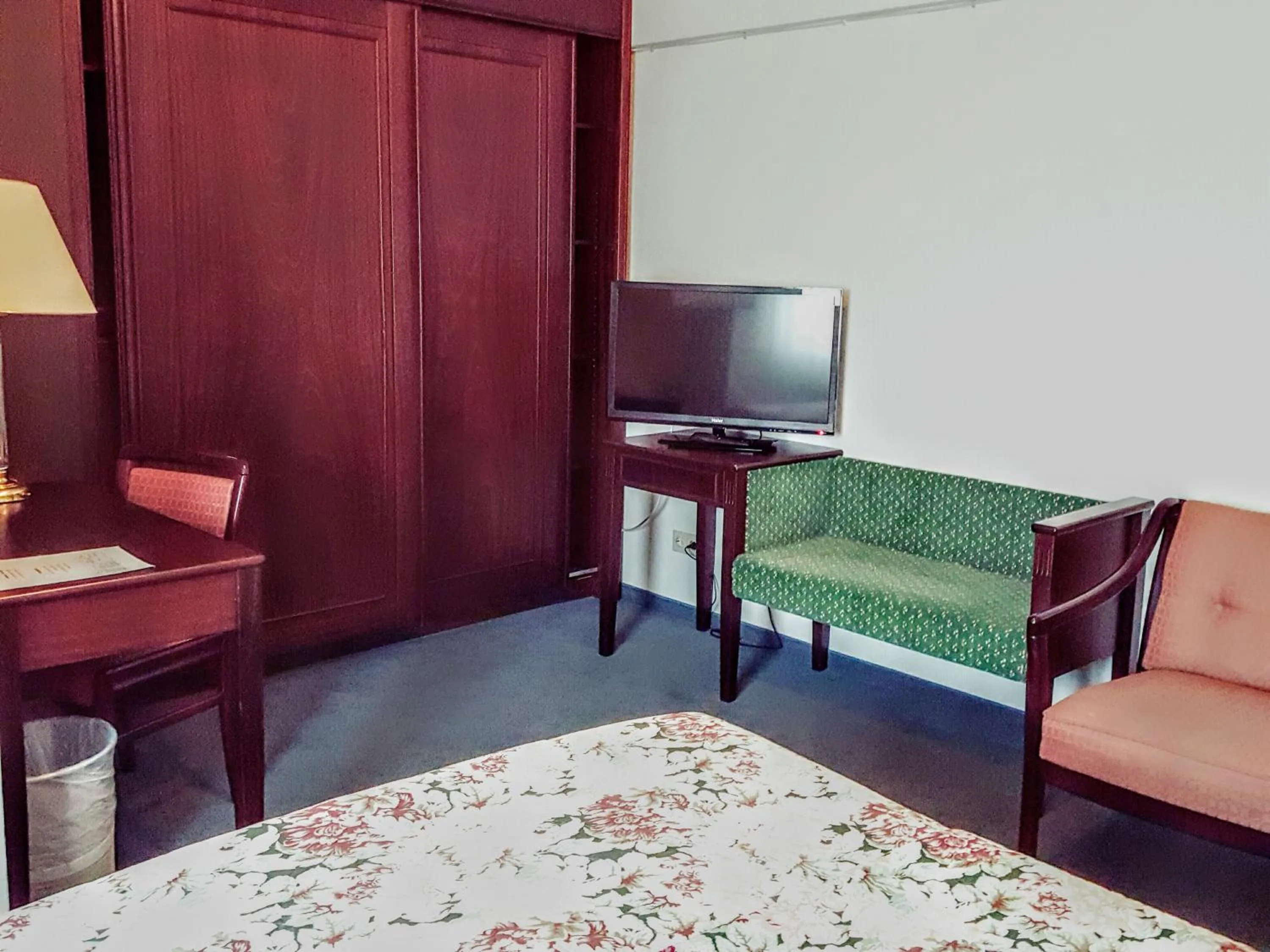 Photo of the whole room, Bed in Hotel Kölner Hof