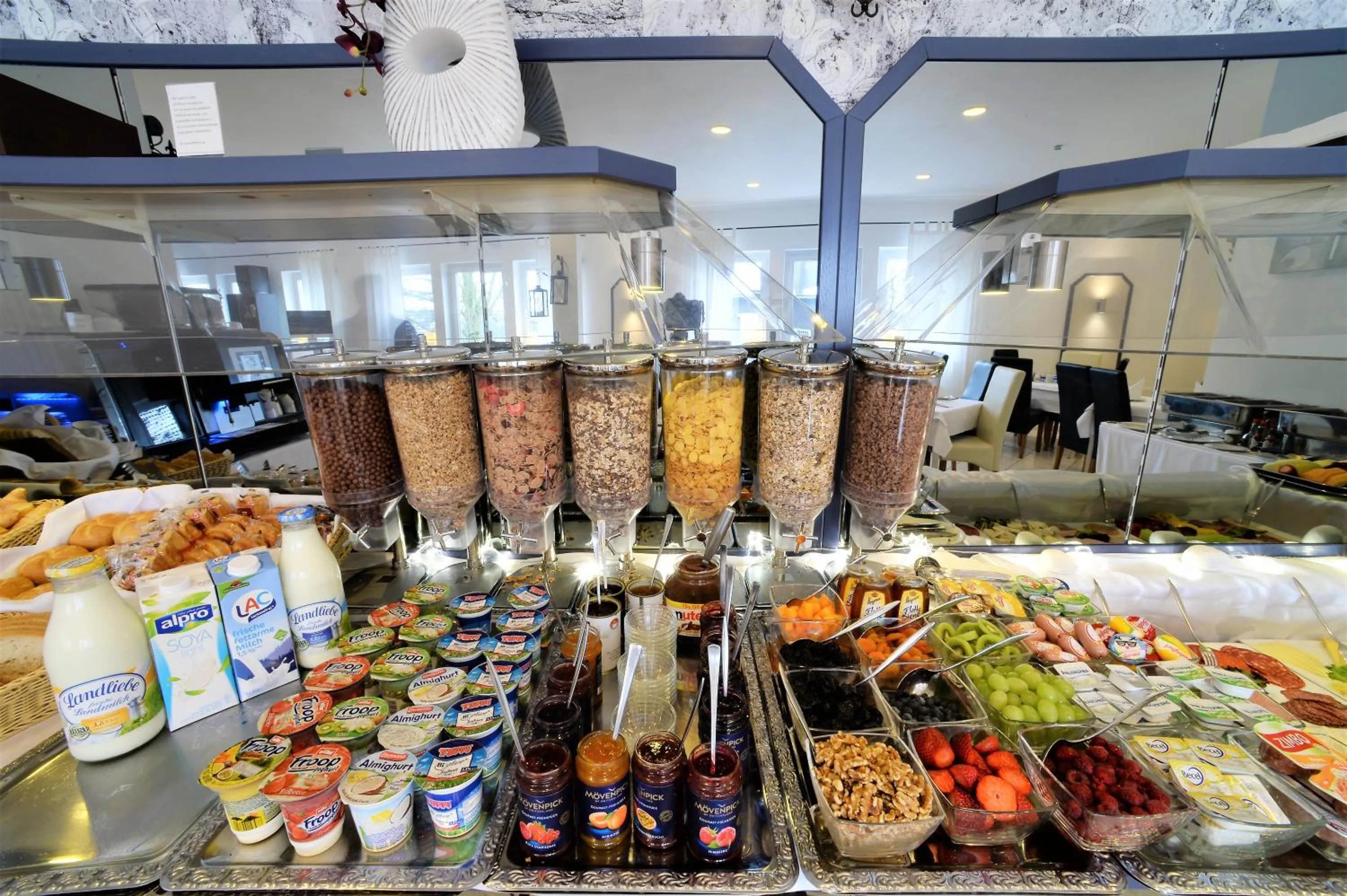 Buffet breakfast in Ascot Hotel