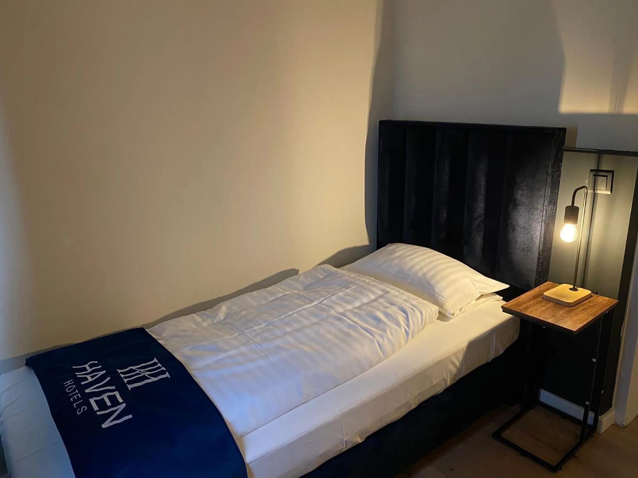 Bedroom, Bed in Haven Hotel - Wuppertal