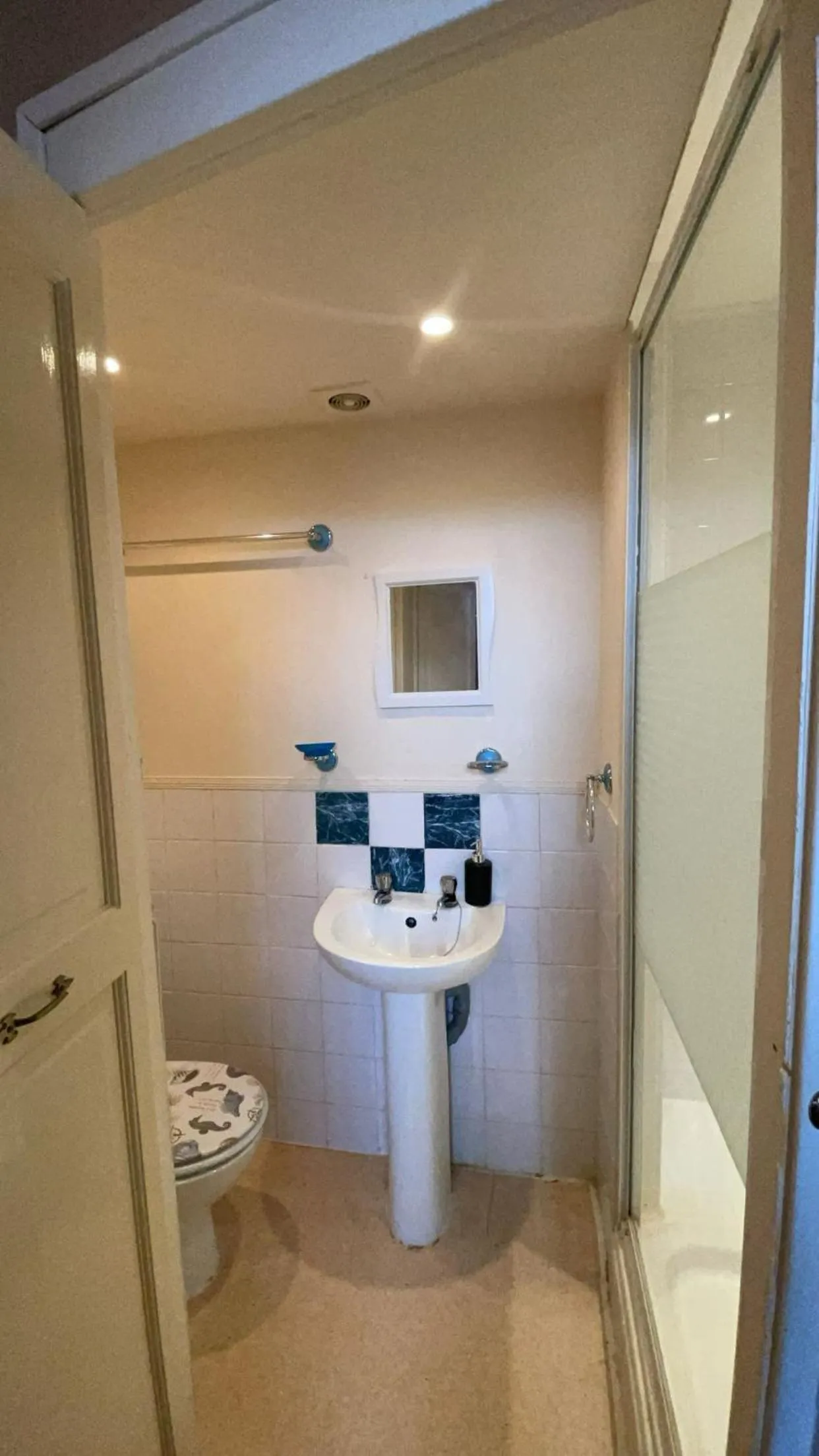 Toilet in White Moon Hotel