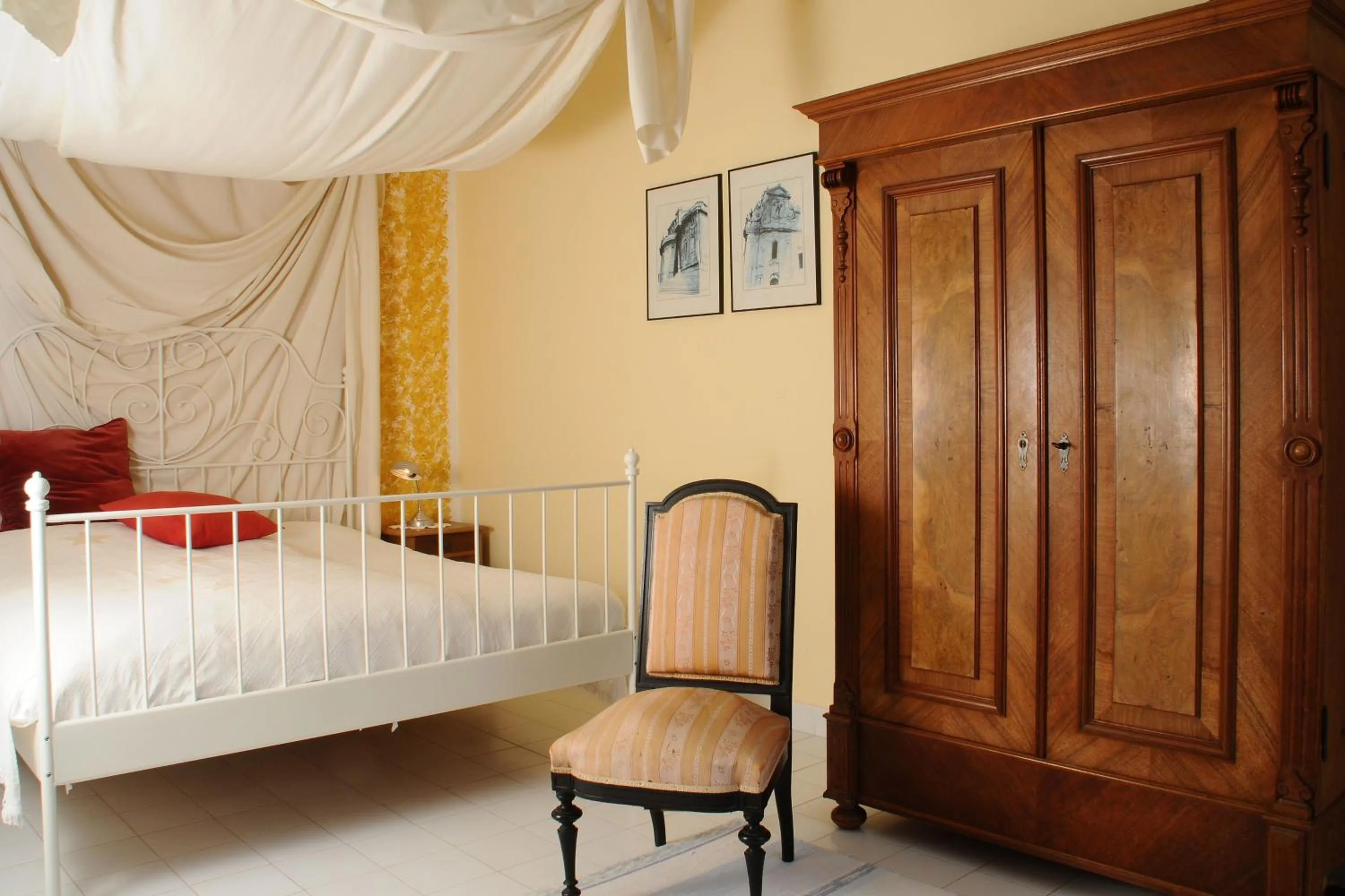 Photo of the whole room, Bed in Son Baulo