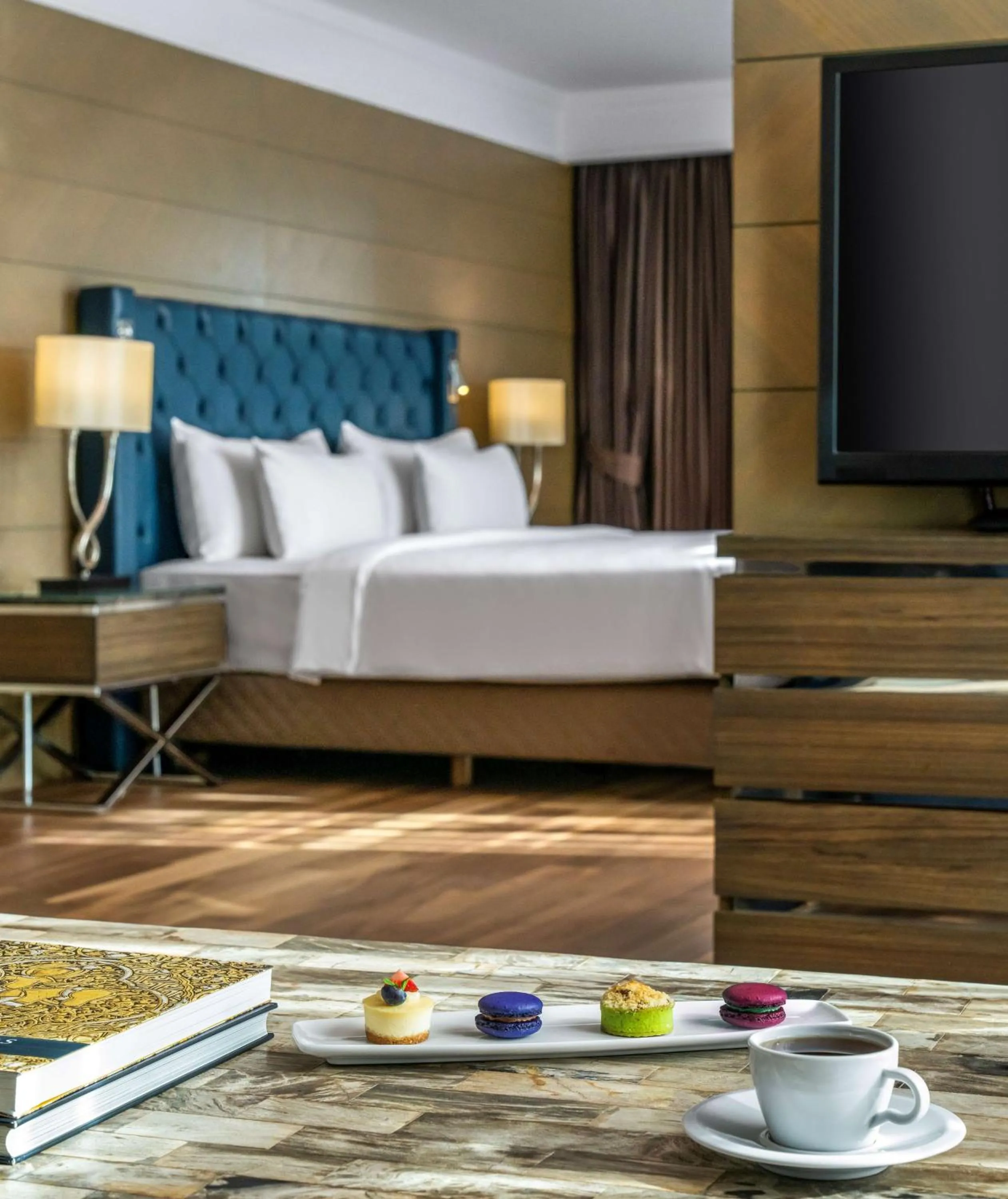 TV and multimedia, Bed in Radisson Blu Hotel, Istanbul Sisli