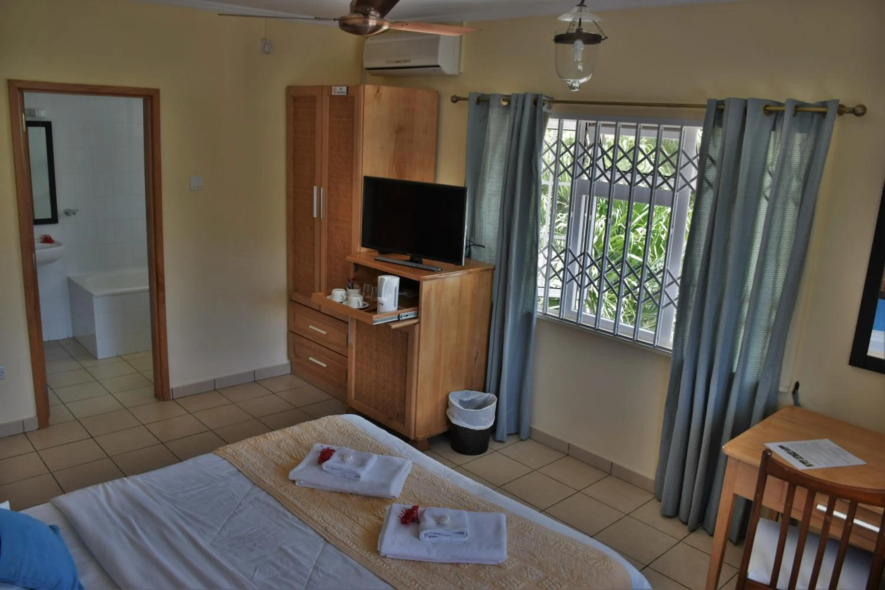 Bed in Bel Air Hotel