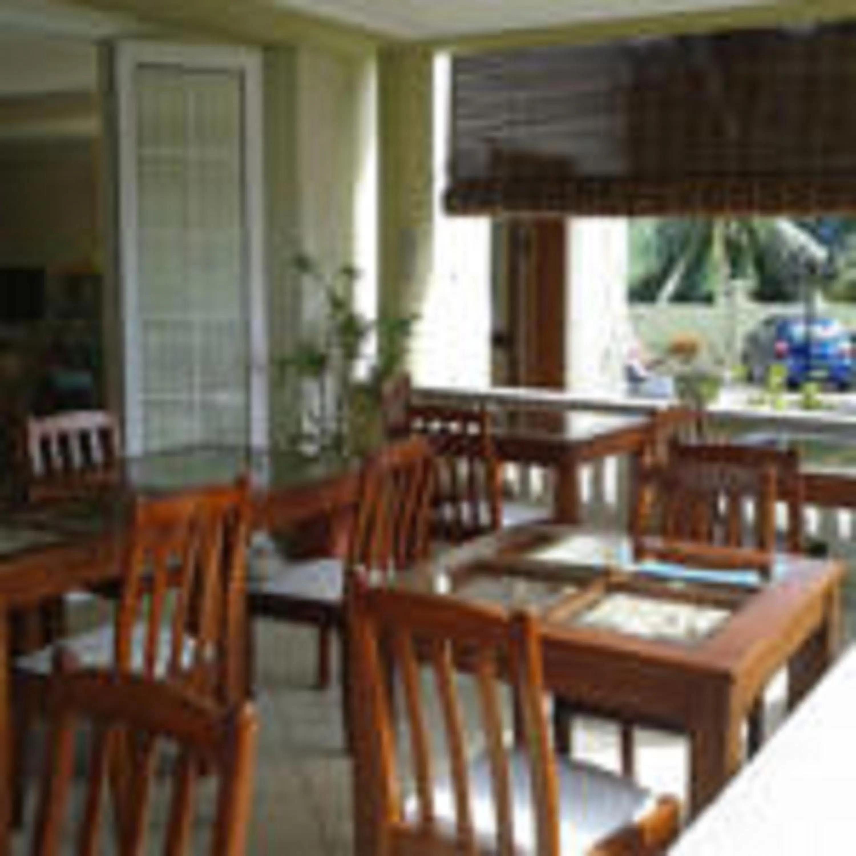 Restaurant/places to eat in Bel Air Hotel