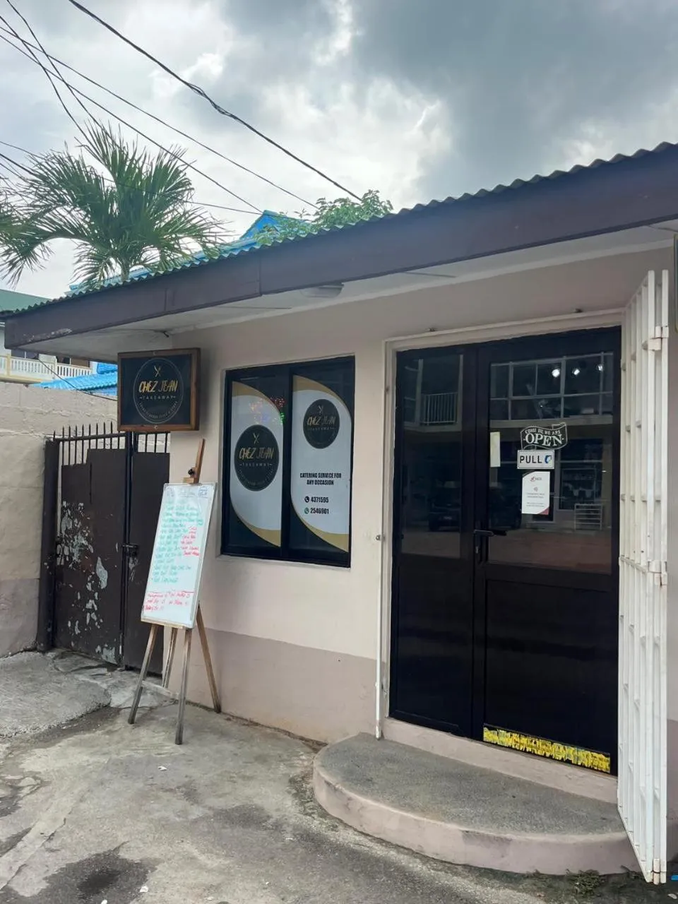 Restaurant/places to eat in Le Chateau Bleu