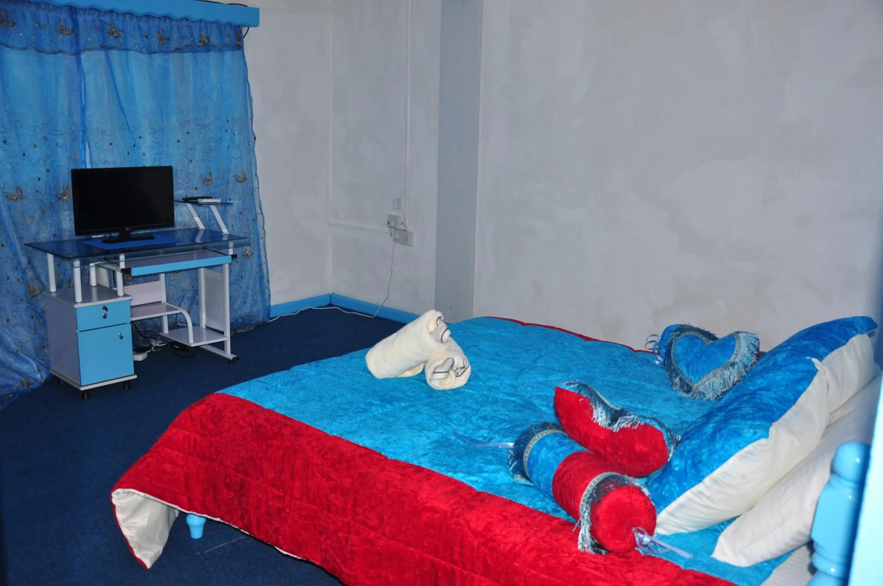 Bedroom, Bed in Le Chateau Bleu