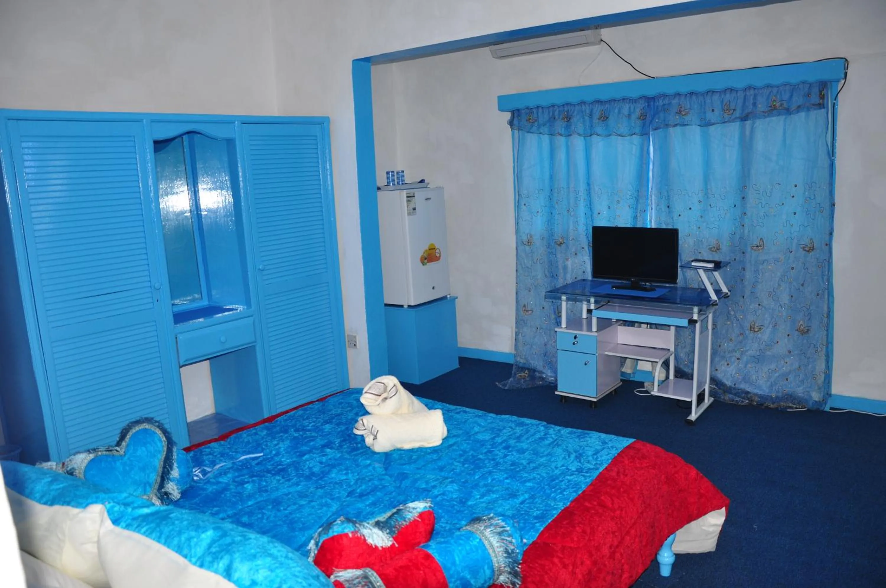 Bedroom, Bed in Le Chateau Bleu