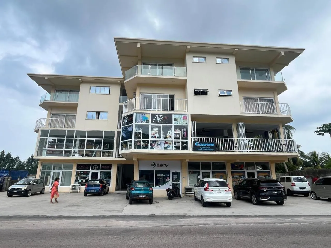 Restaurant/places to eat in Le Chateau Bleu