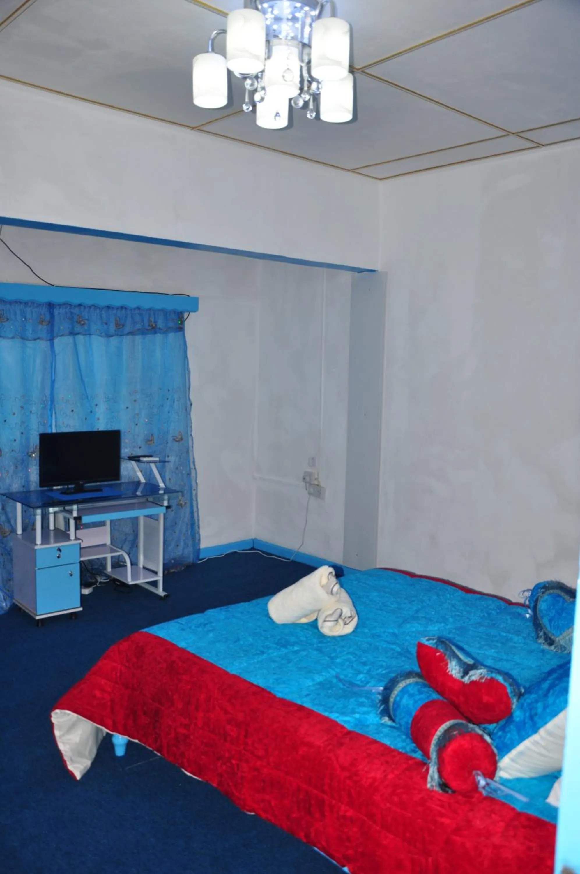 Bedroom, Bed in Le Chateau Bleu