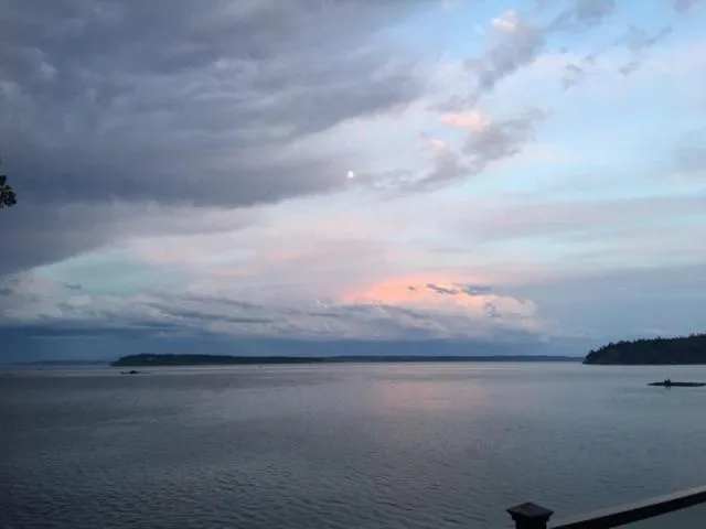 Puget Sound Chic Romantic Cottage with Private Beach Access & Gated Entry