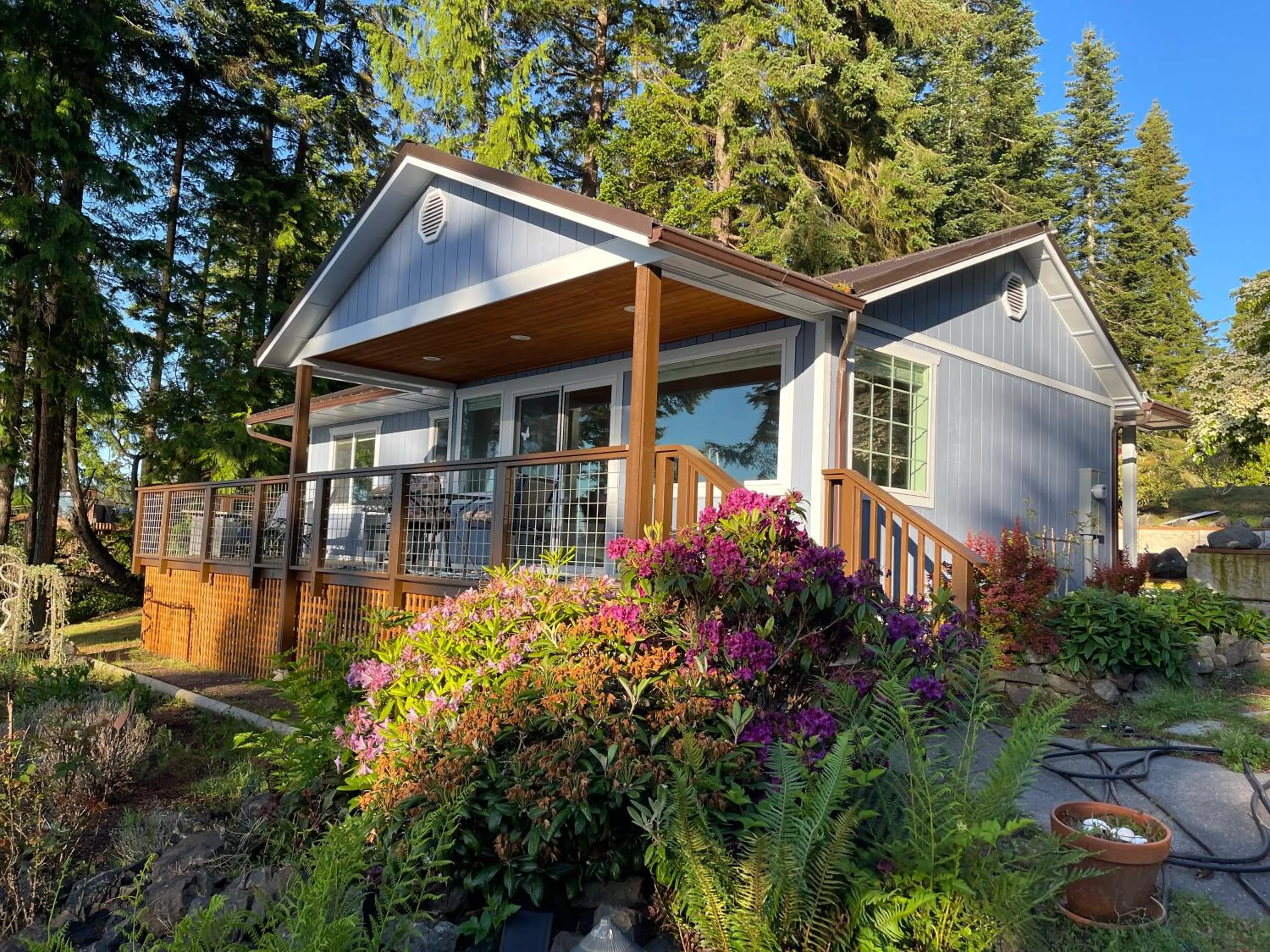 Puget Sound Chic Romantic Cottage with Private Beach Access & Gated Entry