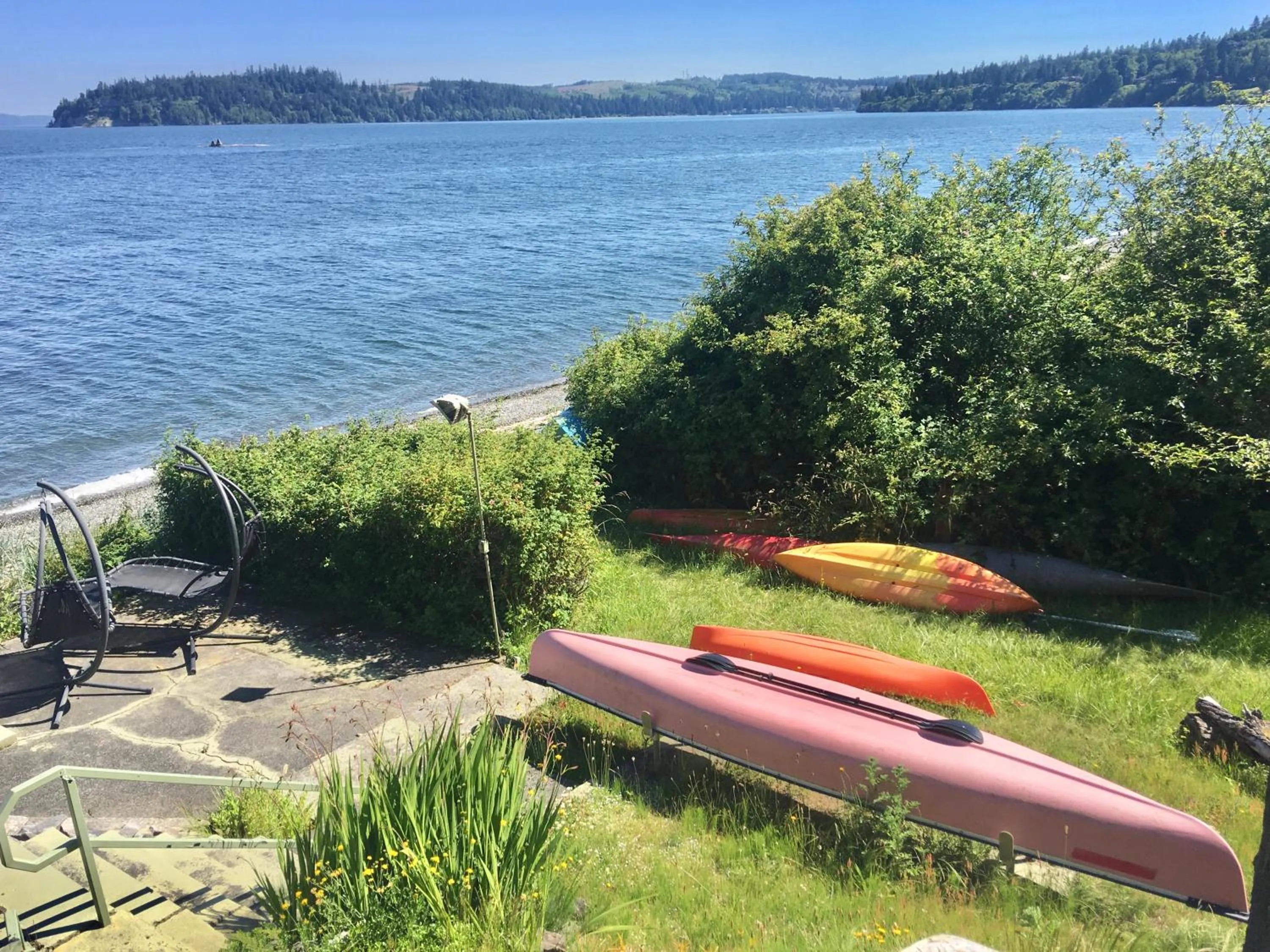 Canoeing in Puget Sound Chic Romantic Cottage with Private Beach Access & Gated Entry