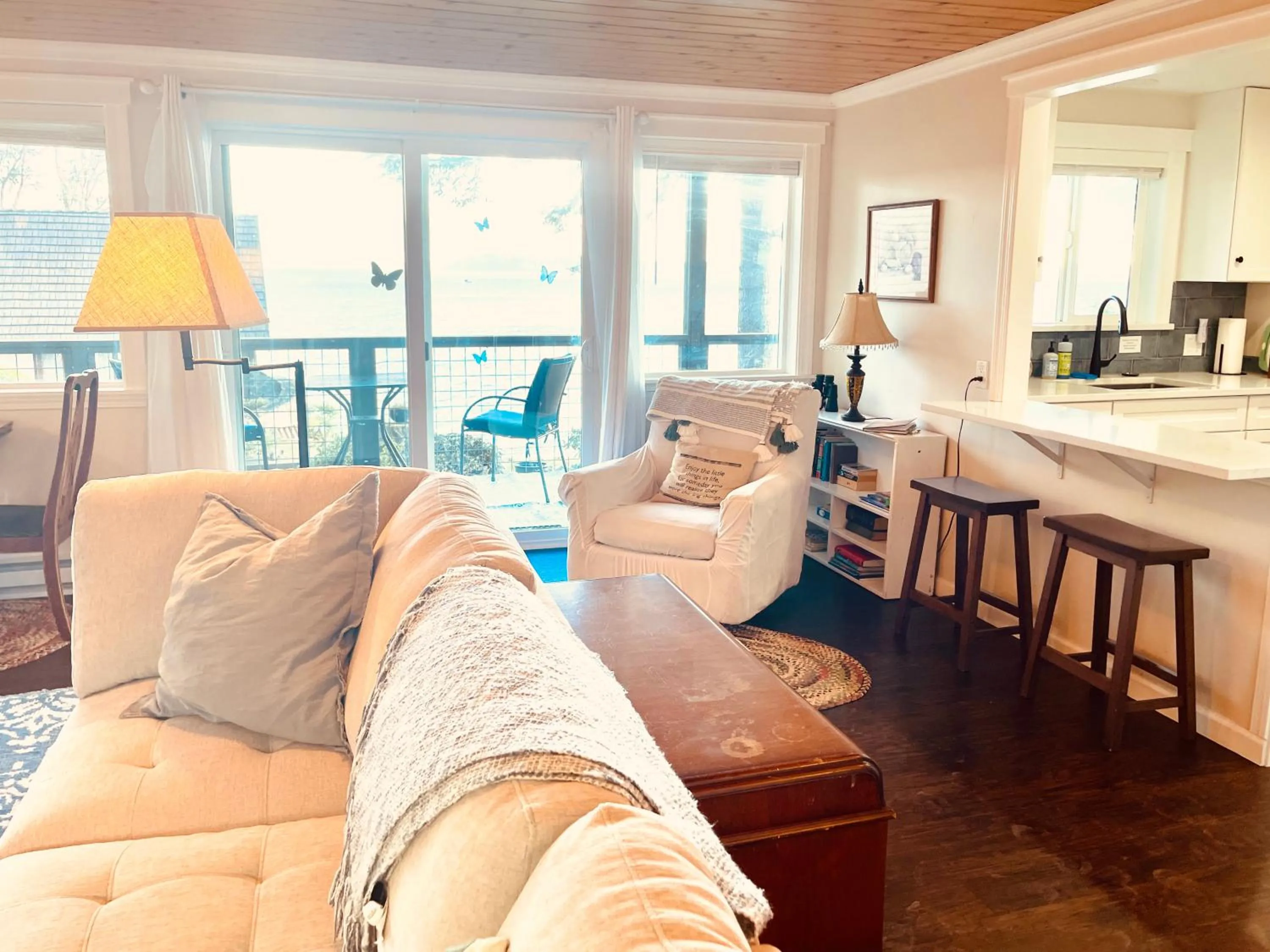 Puget Sound Chic Romantic Cottage with Private Beach Access & Gated Entry