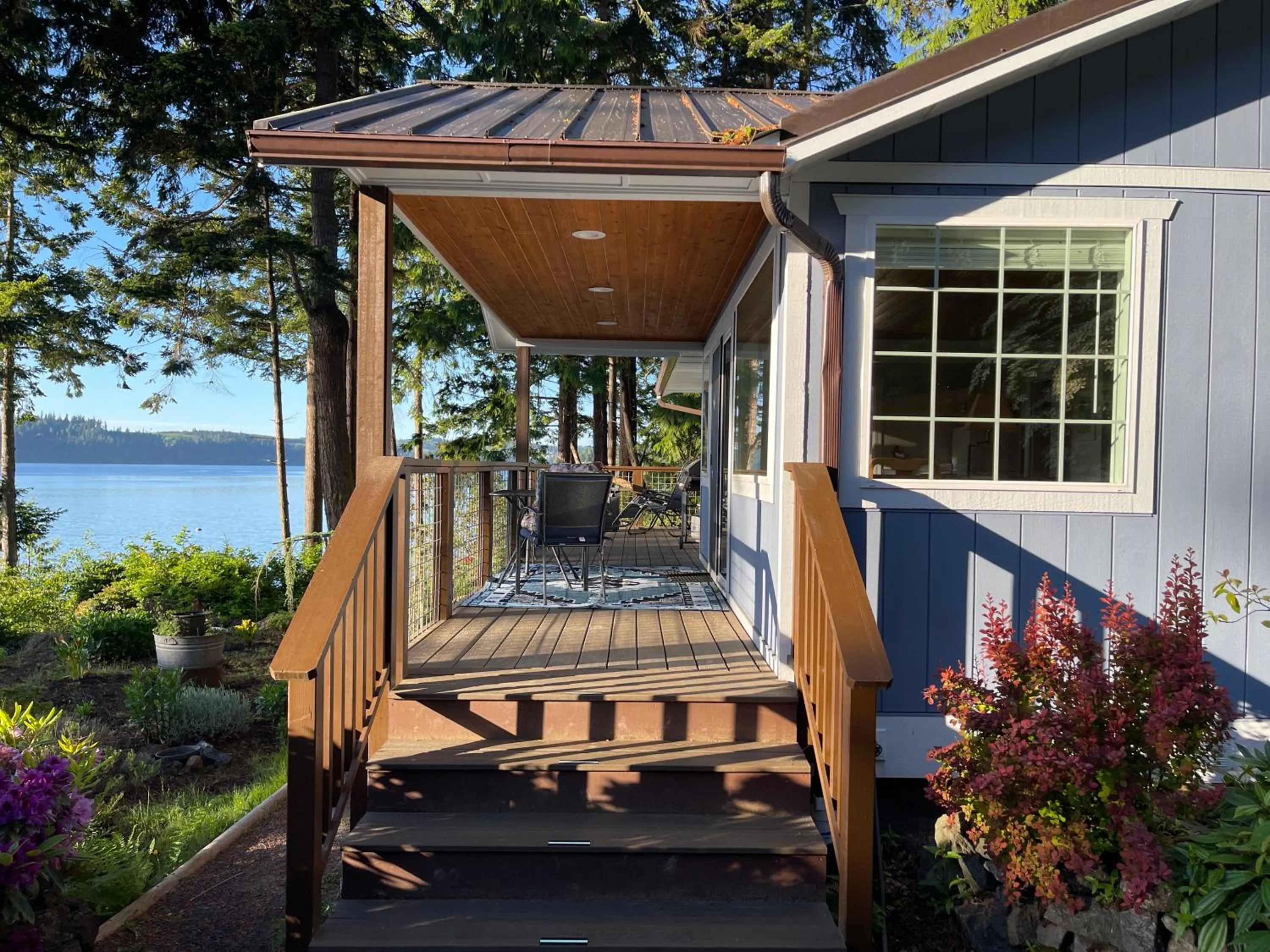Puget Sound Chic Romantic Cottage with Private Beach Access & Gated Entry