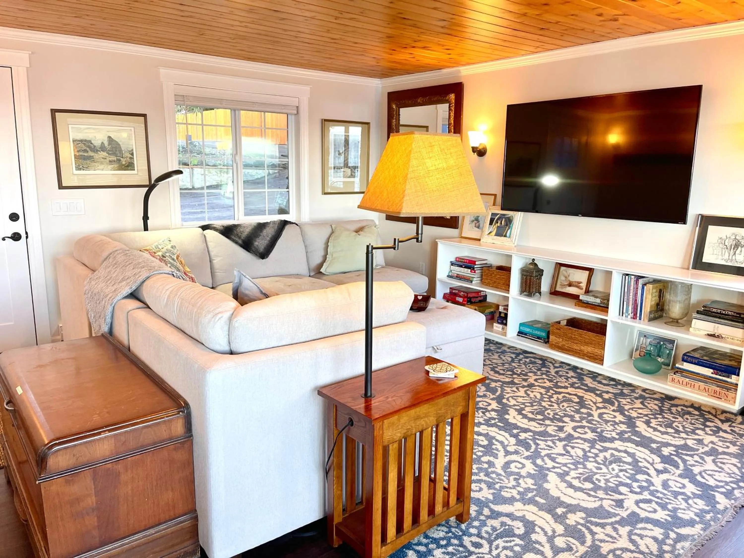 Puget Sound Chic Romantic Cottage with Private Beach Access & Gated Entry