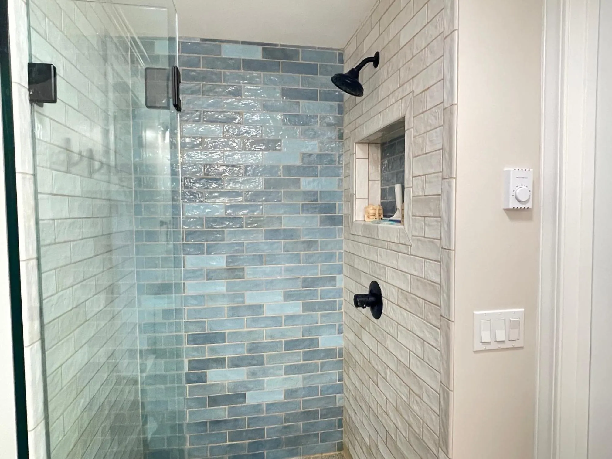 Puget Sound Chic Romantic Cottage with Private Beach Access & Gated Entry