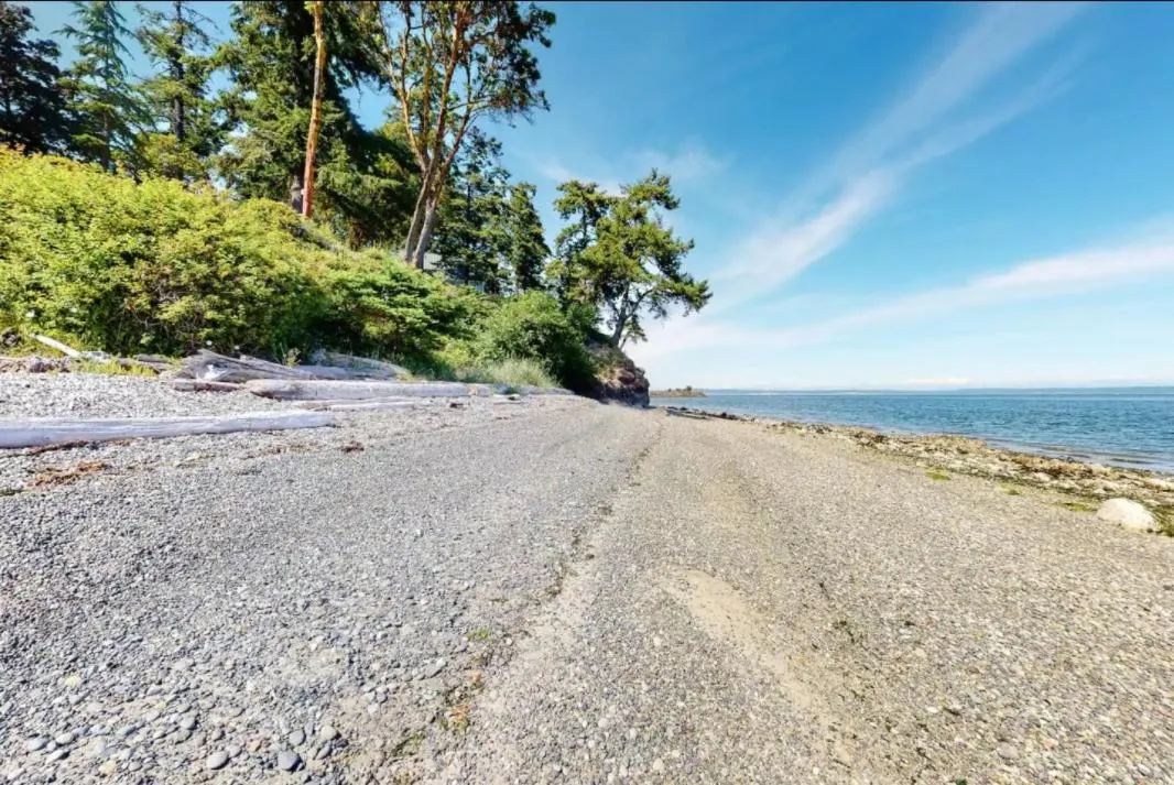 Puget Sound Chic Romantic Cottage with Private Beach Access & Gated Entry